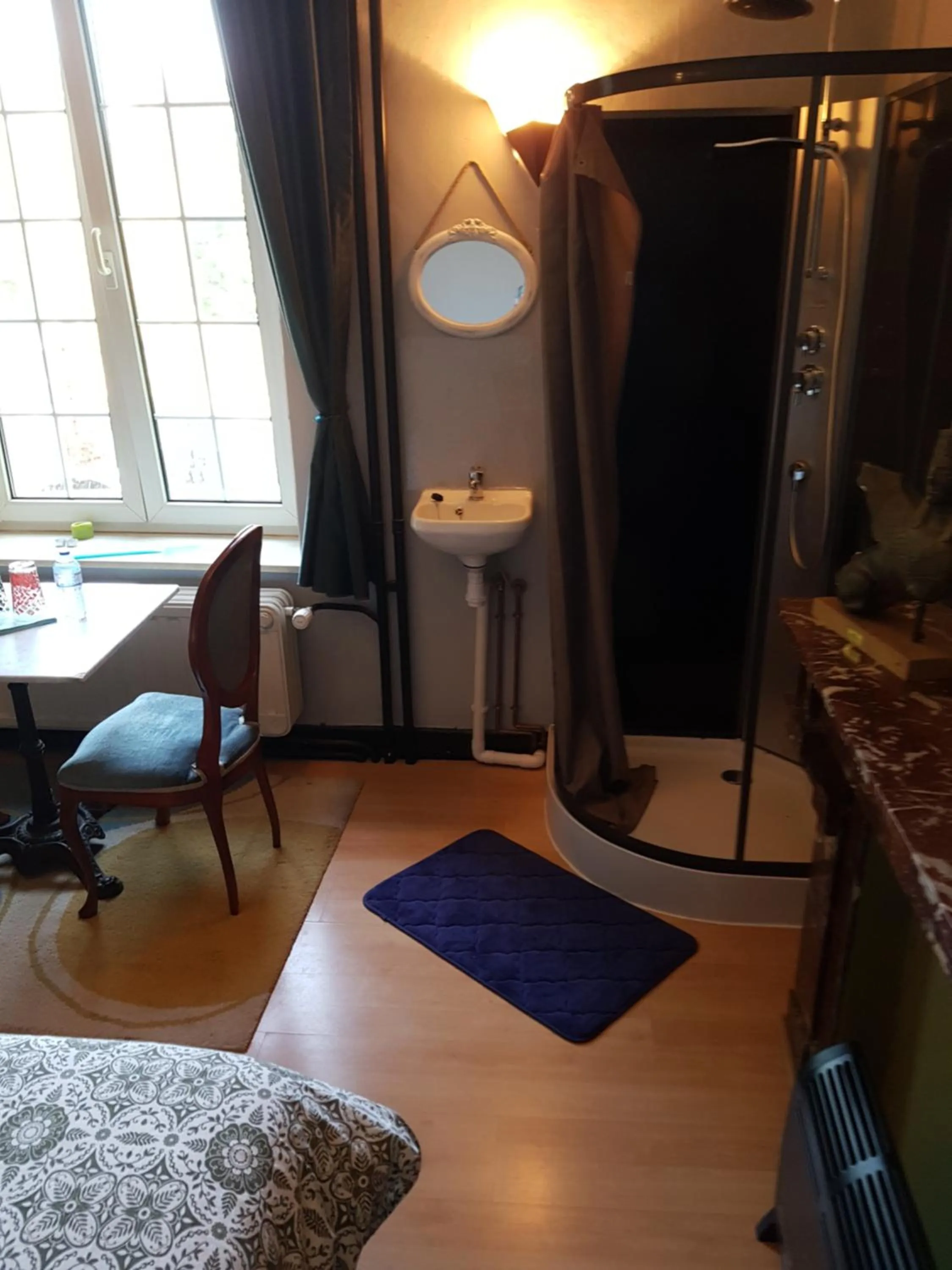 Bathroom in Château Lambert Moulinsart Hotel, shuttle airport, long term parking, snooker, large terrasse, dinner, breakfast