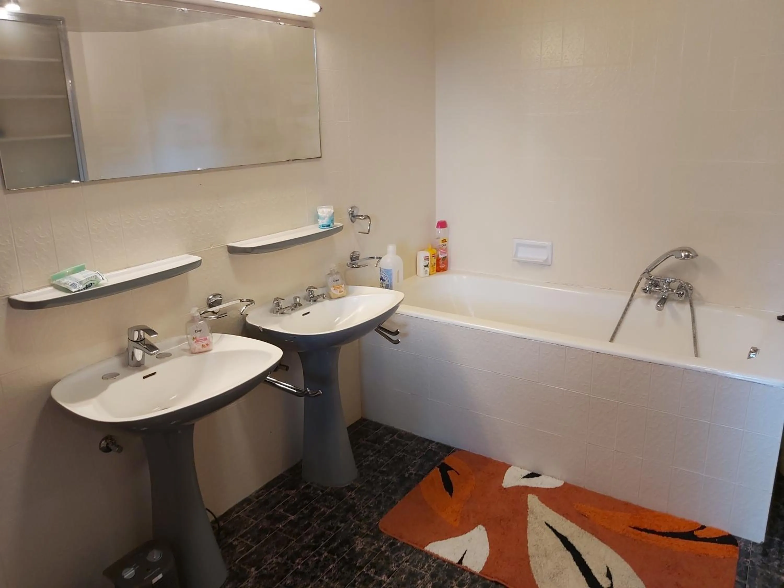 Bathroom in Château Lambert Moulinsart Hotel, shuttle airport, long term parking, snooker, large terrasse, dinner, breakfast