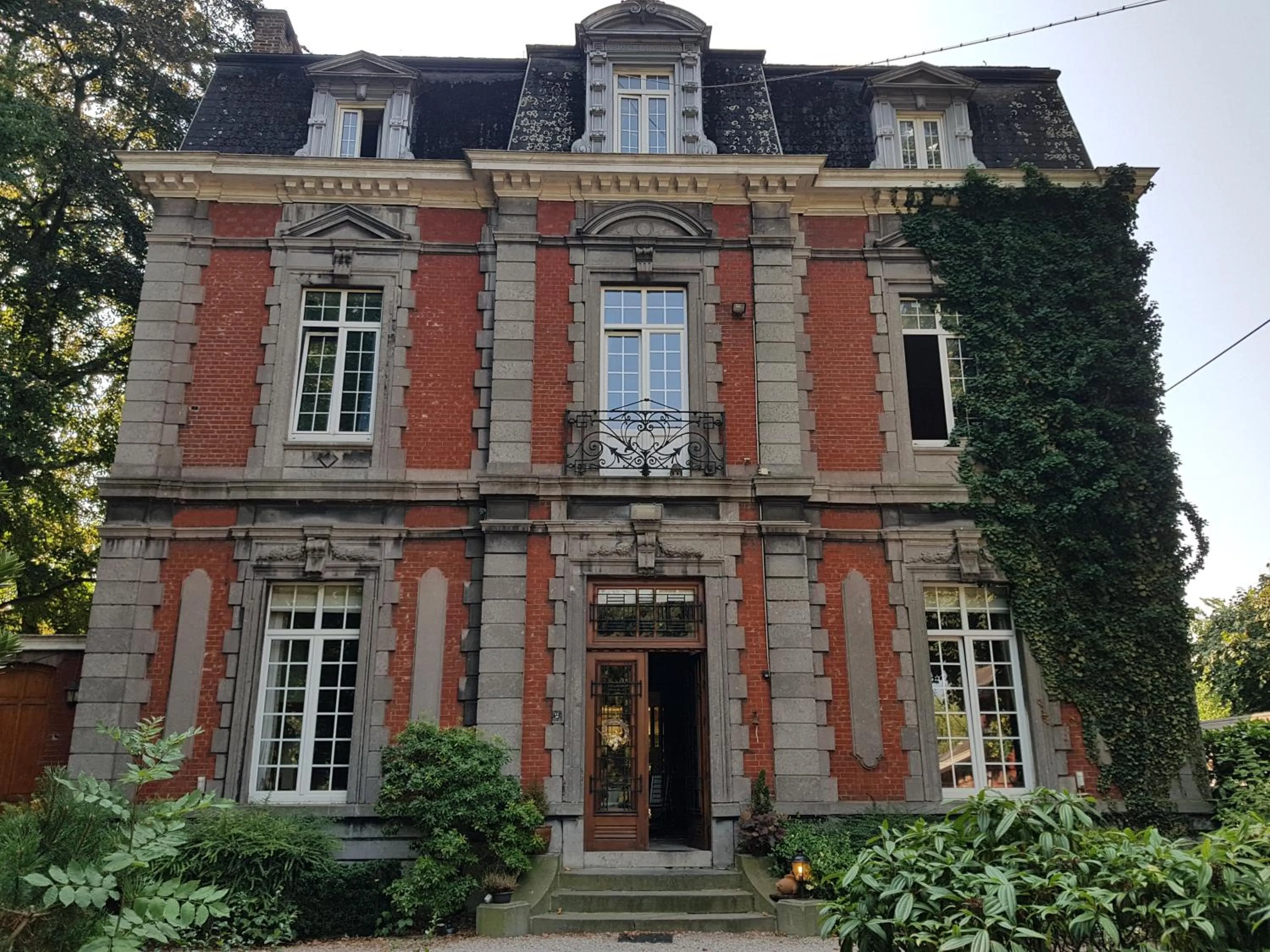 Facade/entrance in Château Lambert Moulinsart Hotel, shuttle airport, long term parking, snooker, large terrasse, dinner, breakfast