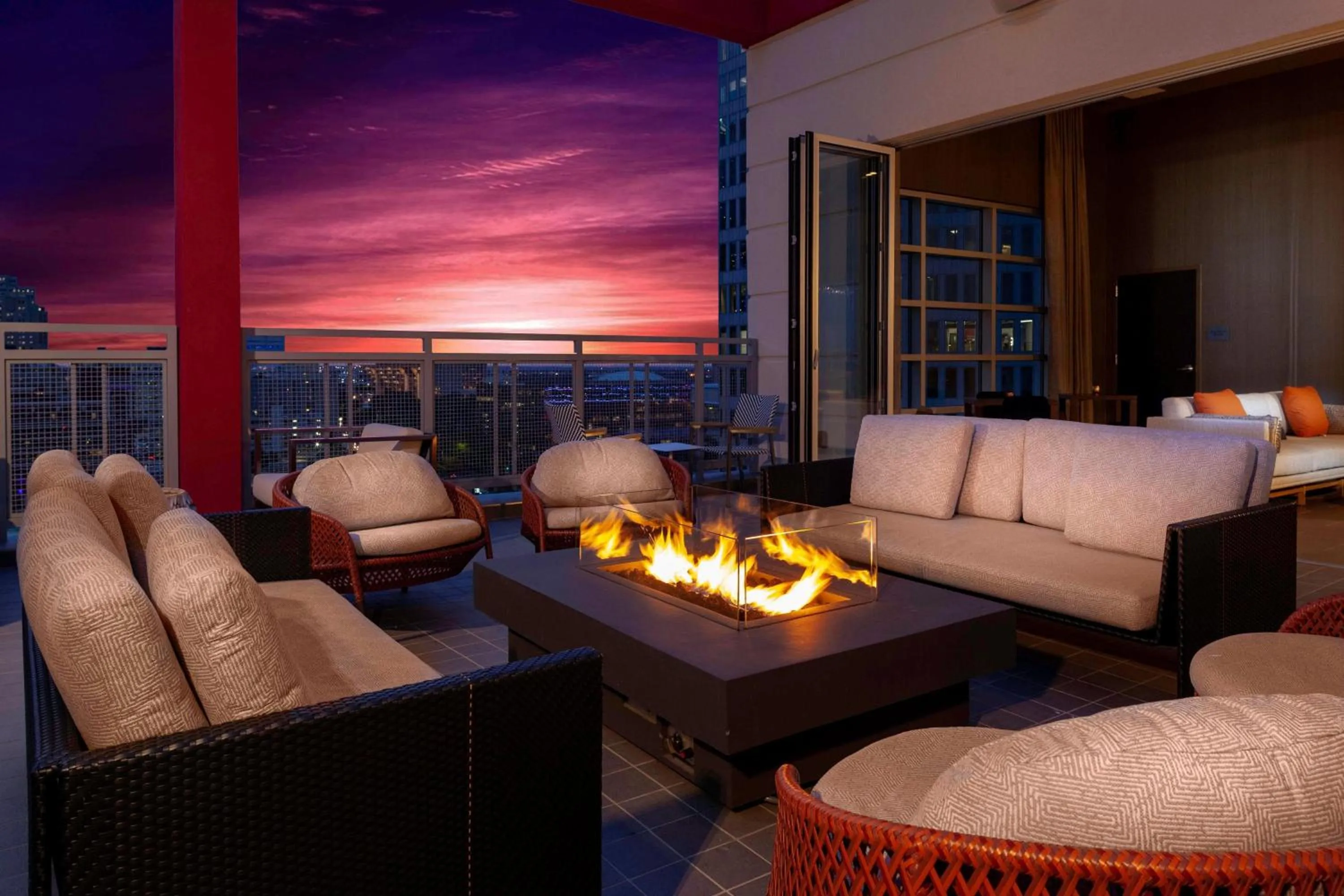 Restaurant/places to eat in Courtyard by Marriott Dallas Downtown/Reunion District