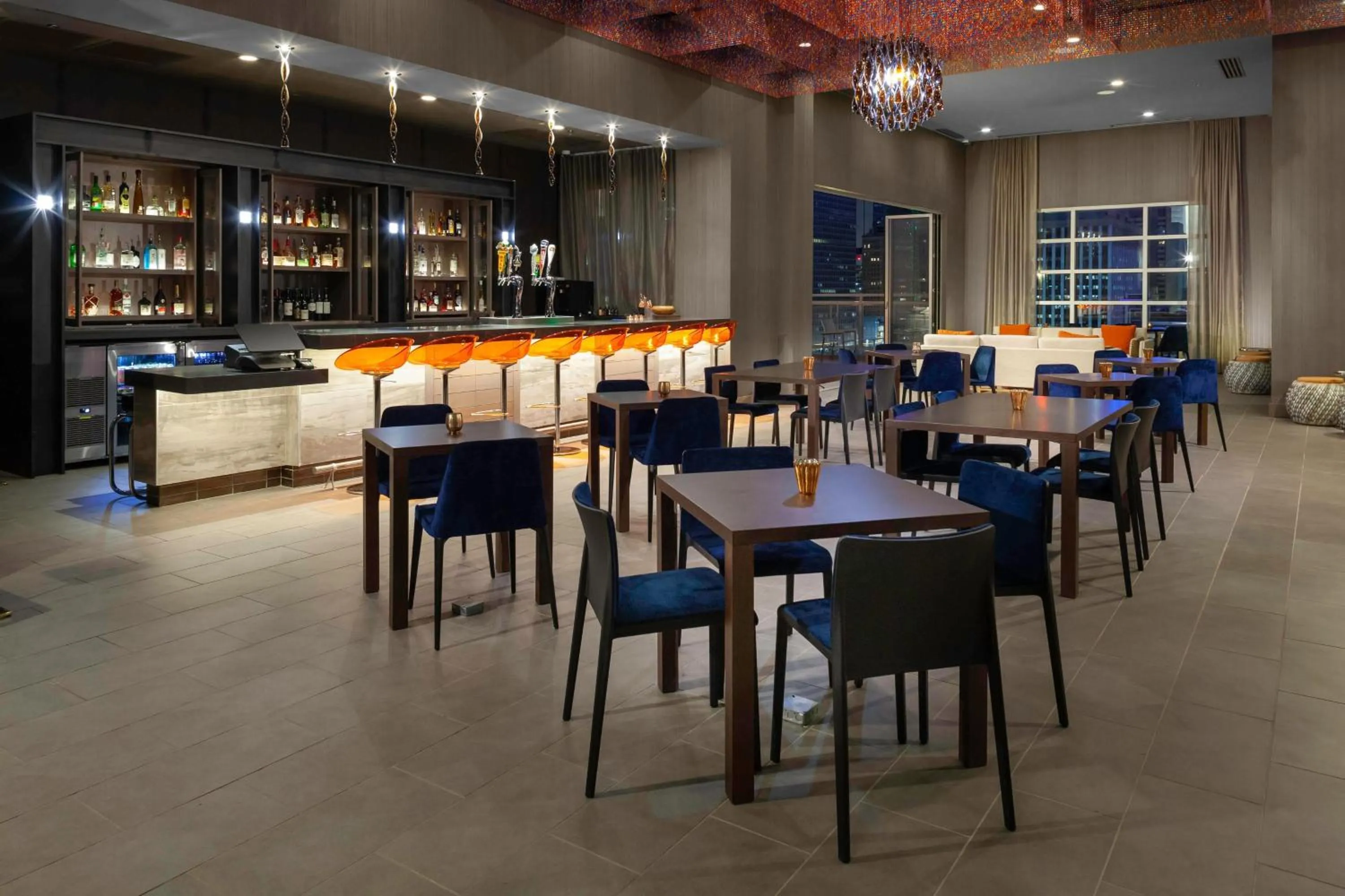 Restaurant/places to eat in Courtyard by Marriott Dallas Downtown/Reunion District