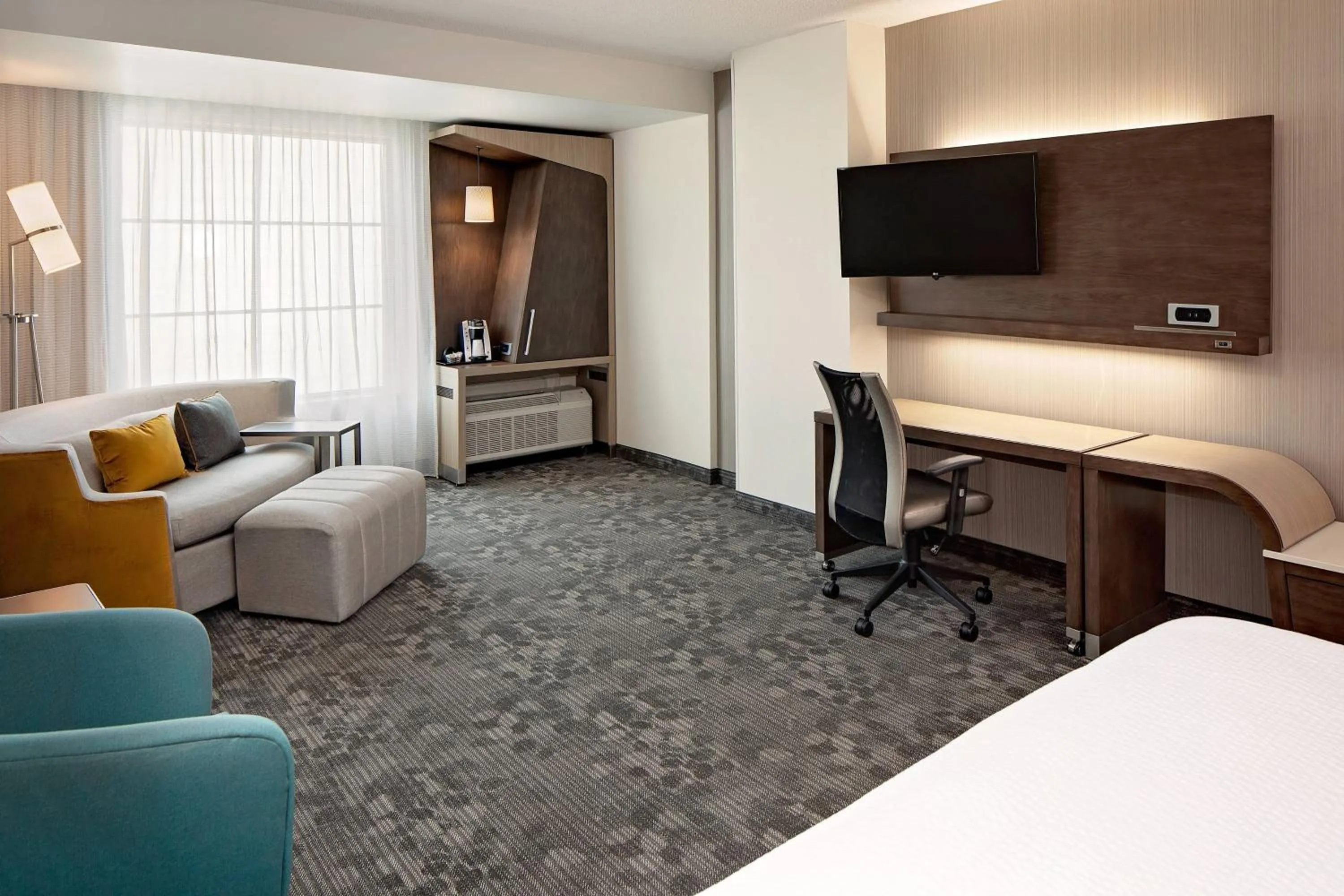 Living room in Courtyard by Marriott Dallas Downtown/Reunion District