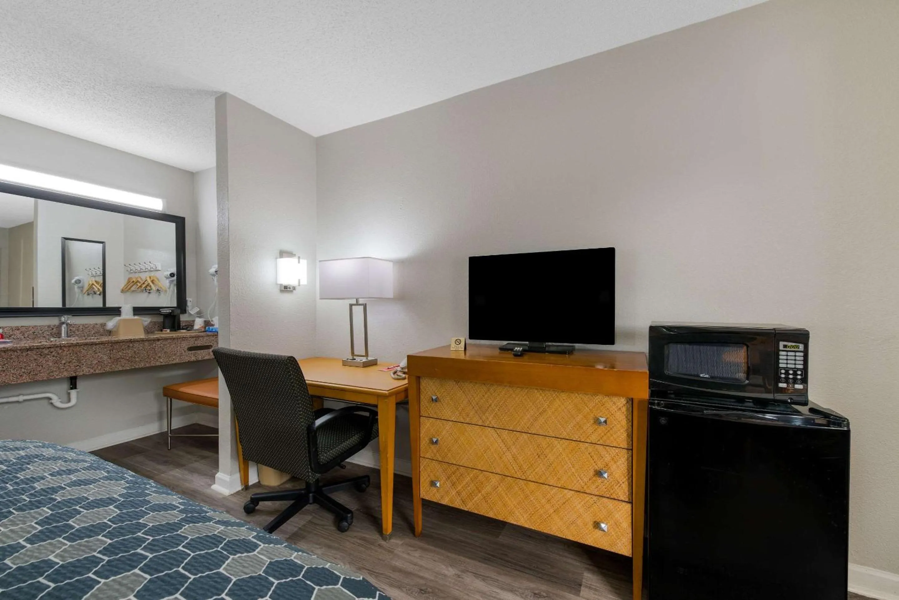 Bedroom, Bed in Econo Lodge Cheraw Market Street