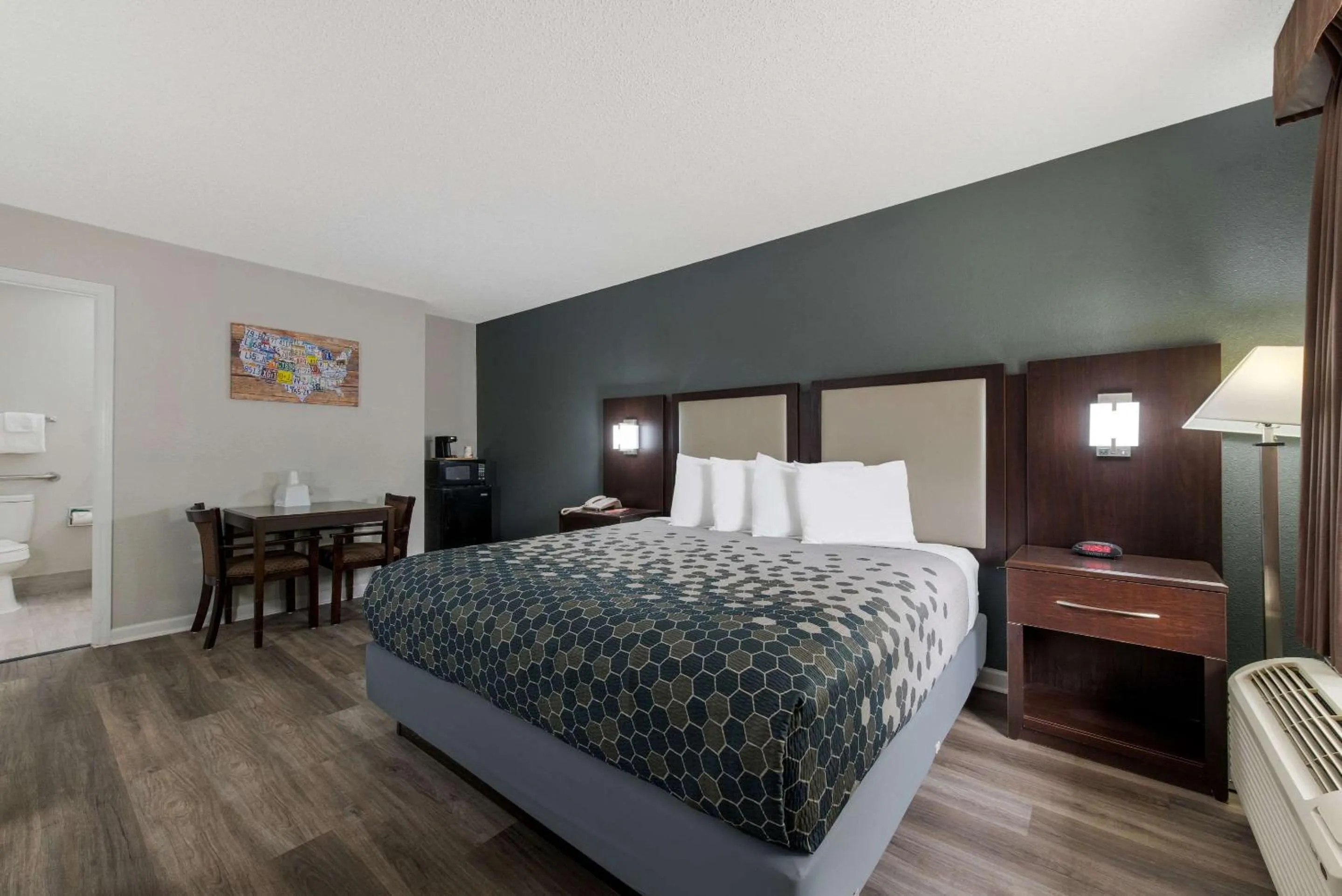 Bedroom, Bed in Econo Lodge Cheraw Market Street