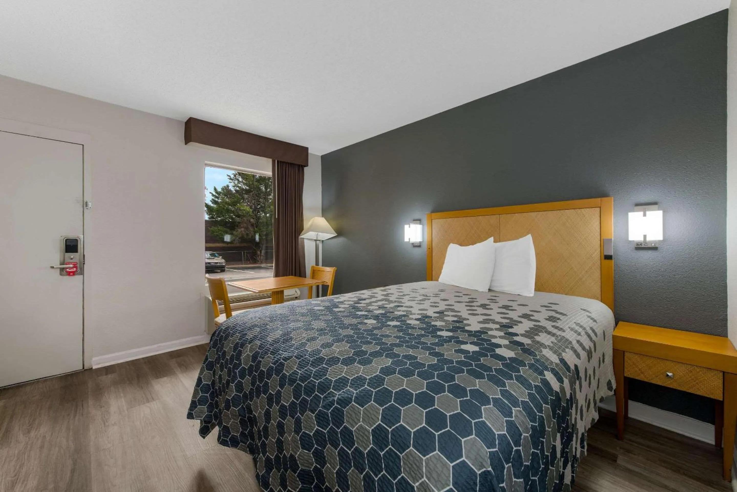 Bedroom, Bed in Econo Lodge Cheraw Market Street