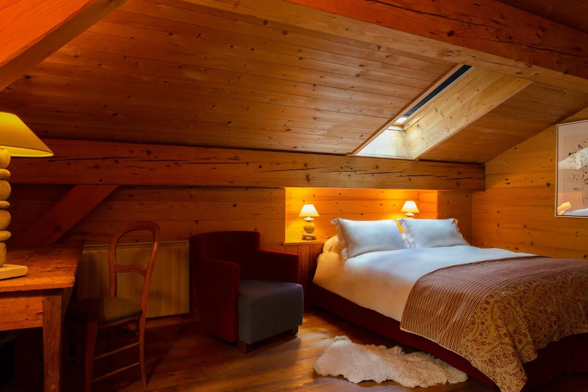 Bed in Hôtel La Ferme du Chozal, Chalet de tradition