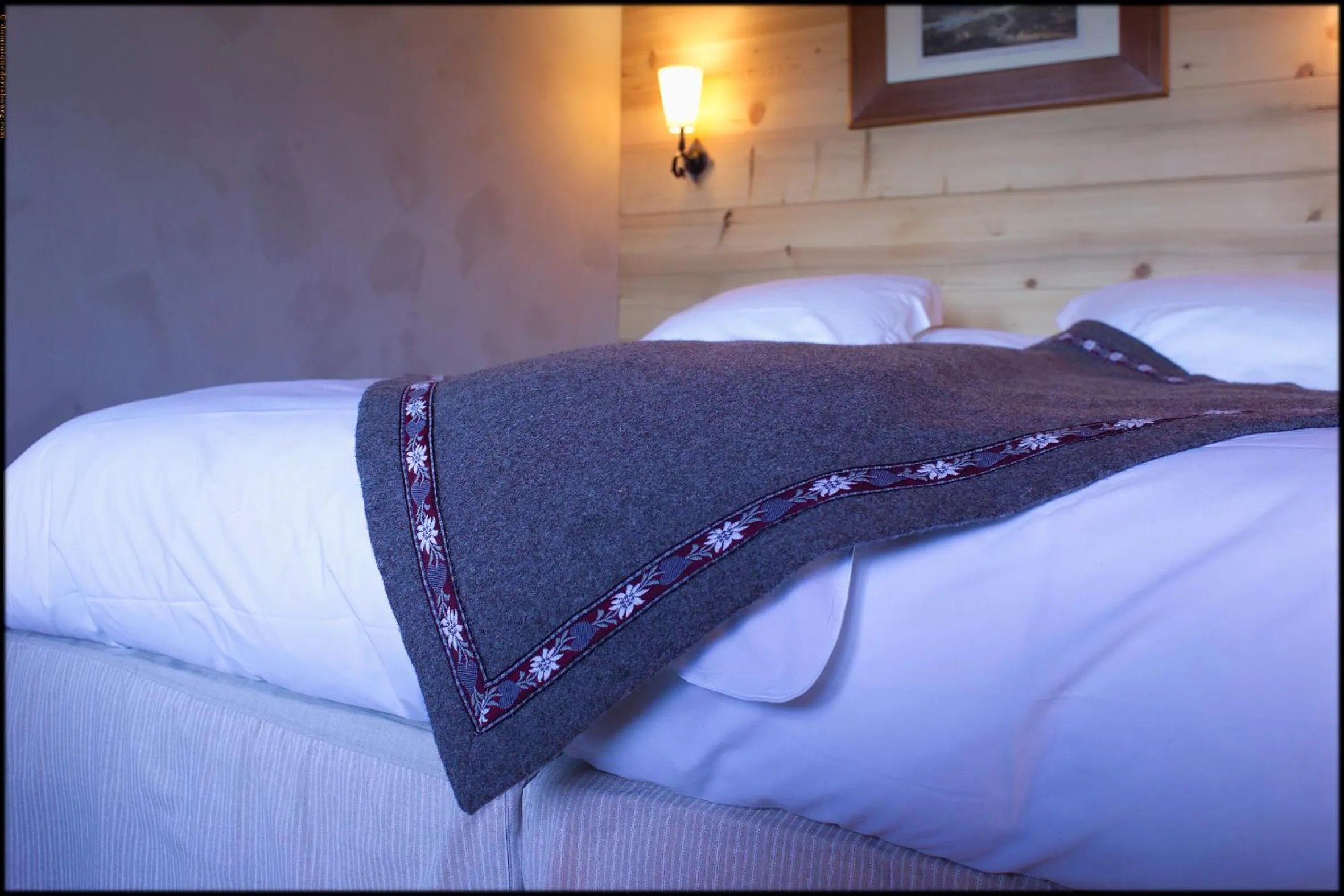 Bed in Hôtel La Ferme du Chozal, Chalet de tradition