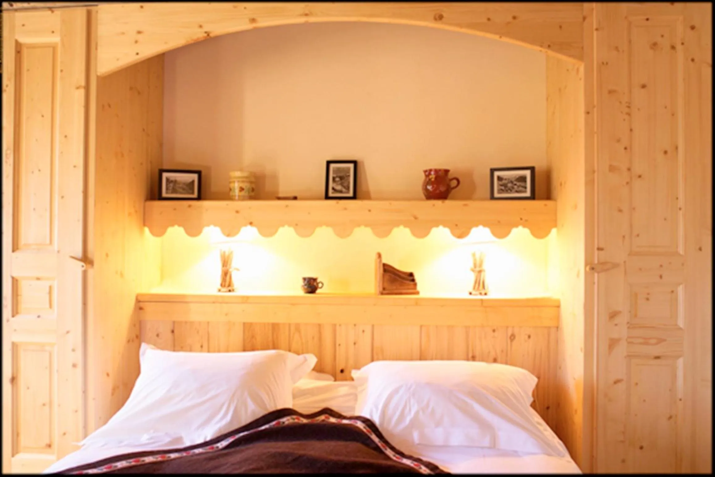 Decorative detail, Bed in Hôtel La Ferme du Chozal, Chalet de tradition