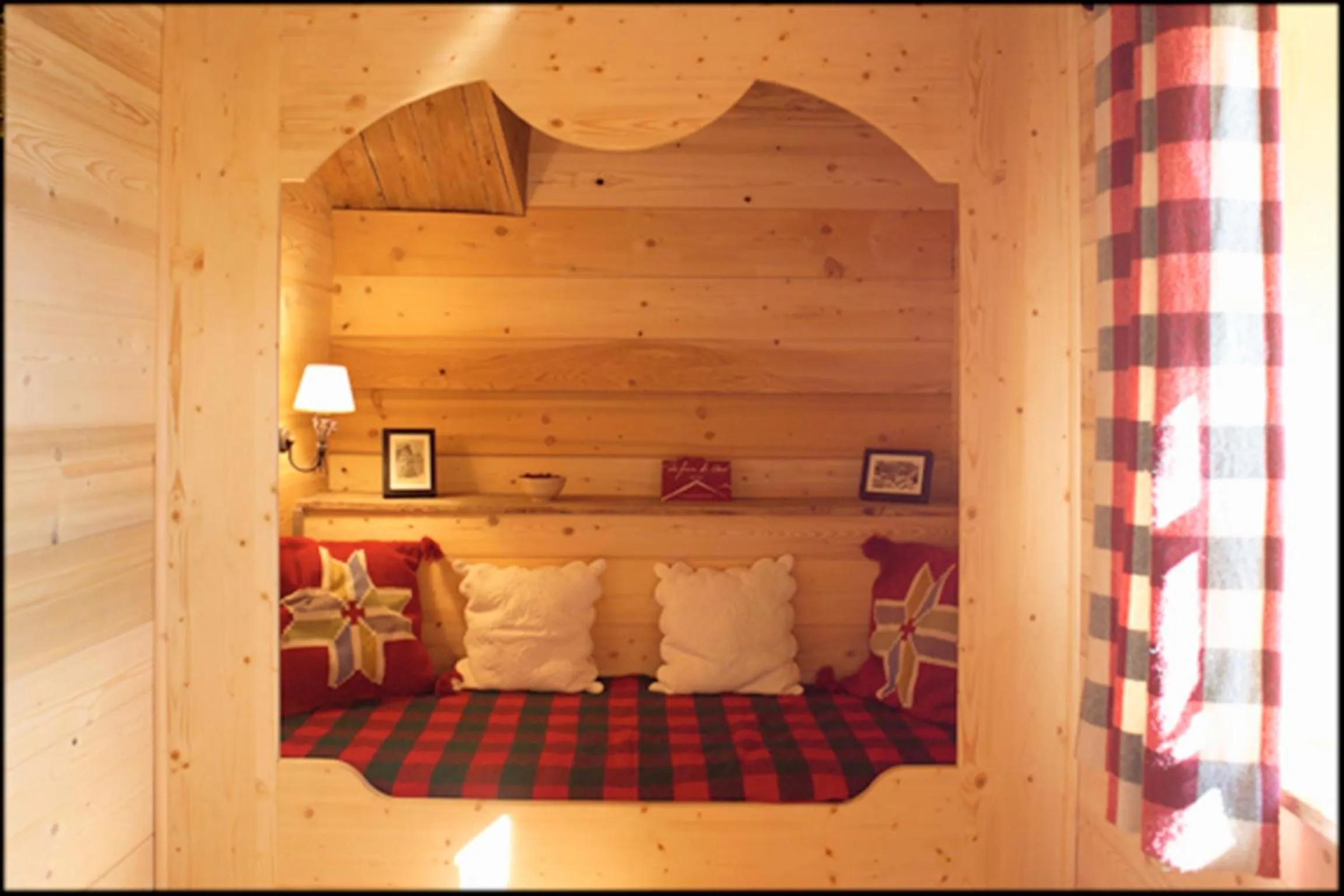 Decorative detail, Bed in Hôtel La Ferme du Chozal, Chalet de tradition