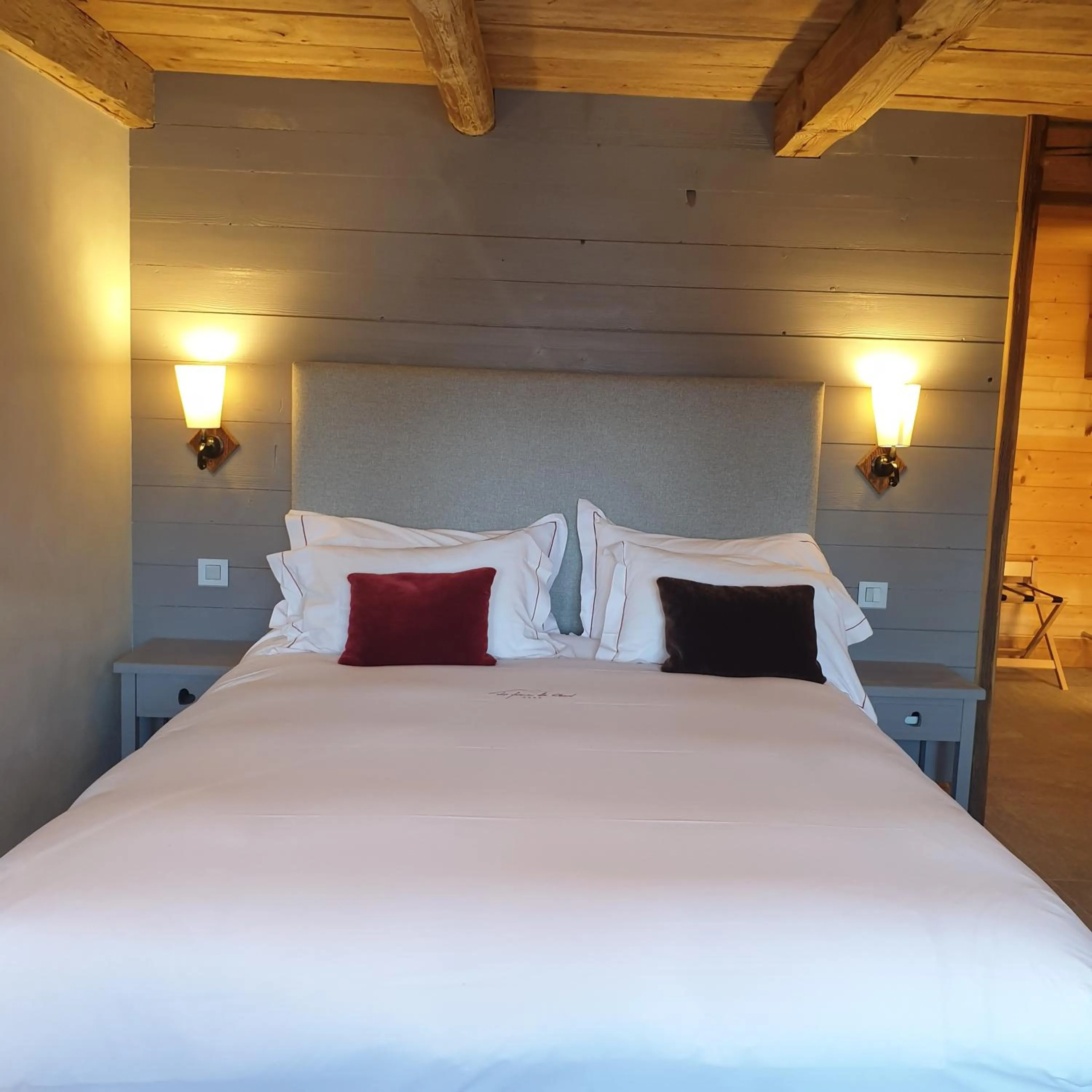 Bed in Hôtel La Ferme du Chozal, Chalet de tradition