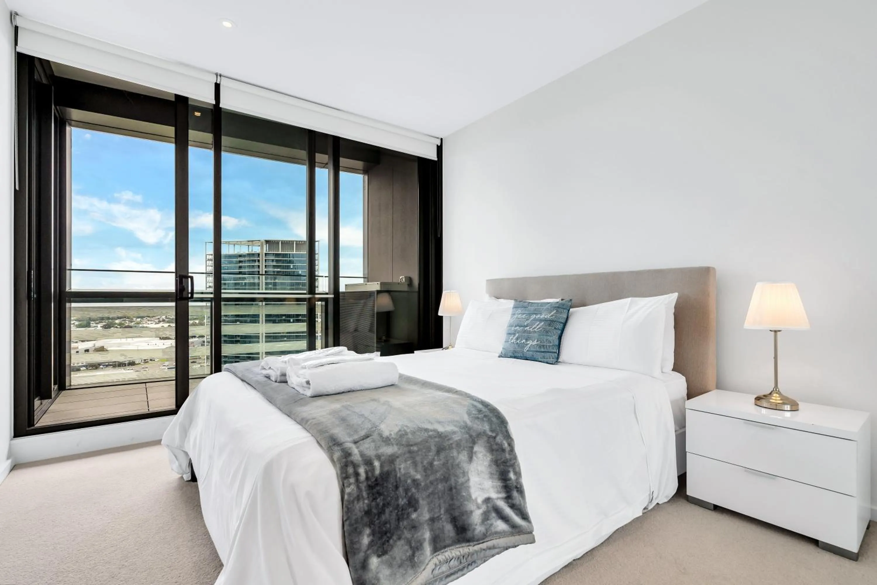 Bed in Melbourne Lifestyle Apartments - Best Views on Collins