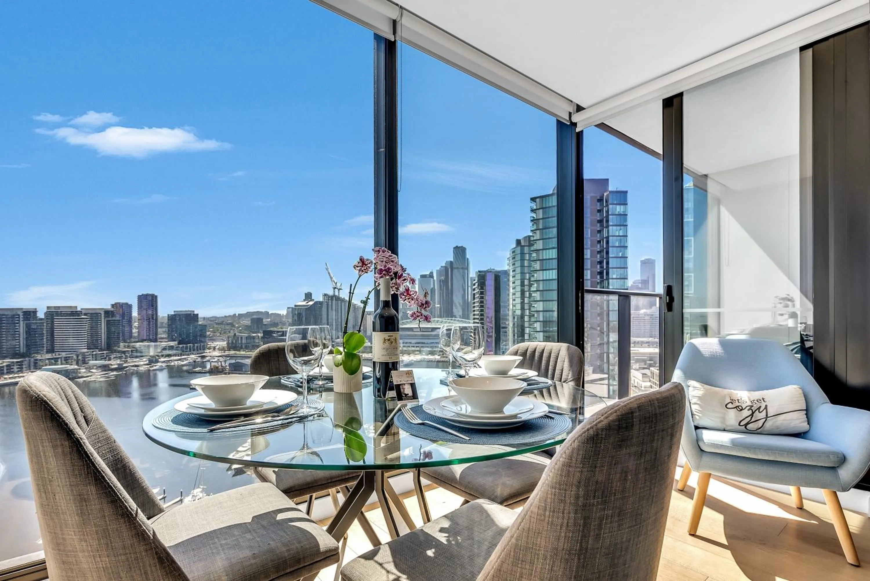 Day in Melbourne Lifestyle Apartments - Best Views on Collins