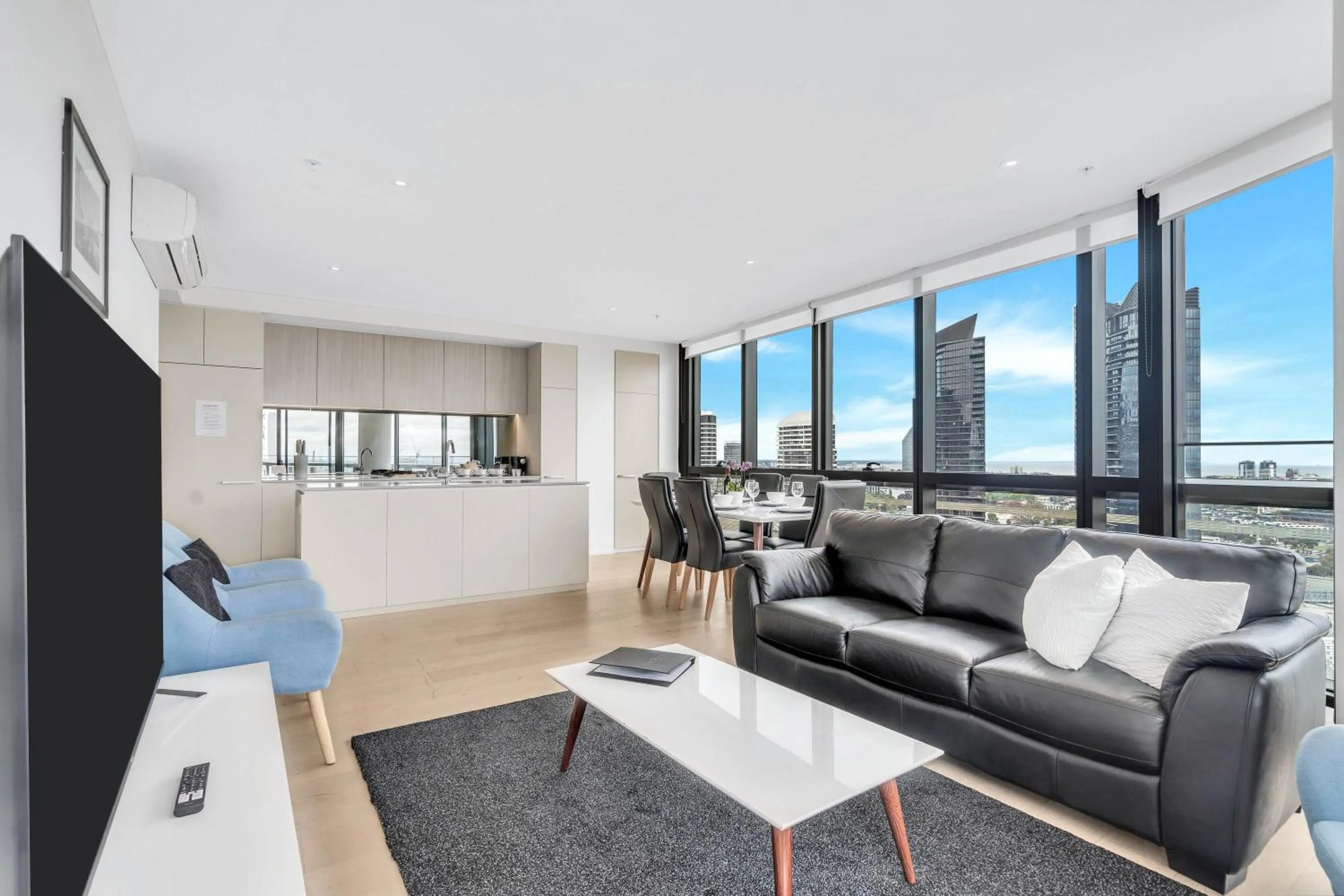 TV and multimedia in Melbourne Lifestyle Apartments - Best Views on Collins