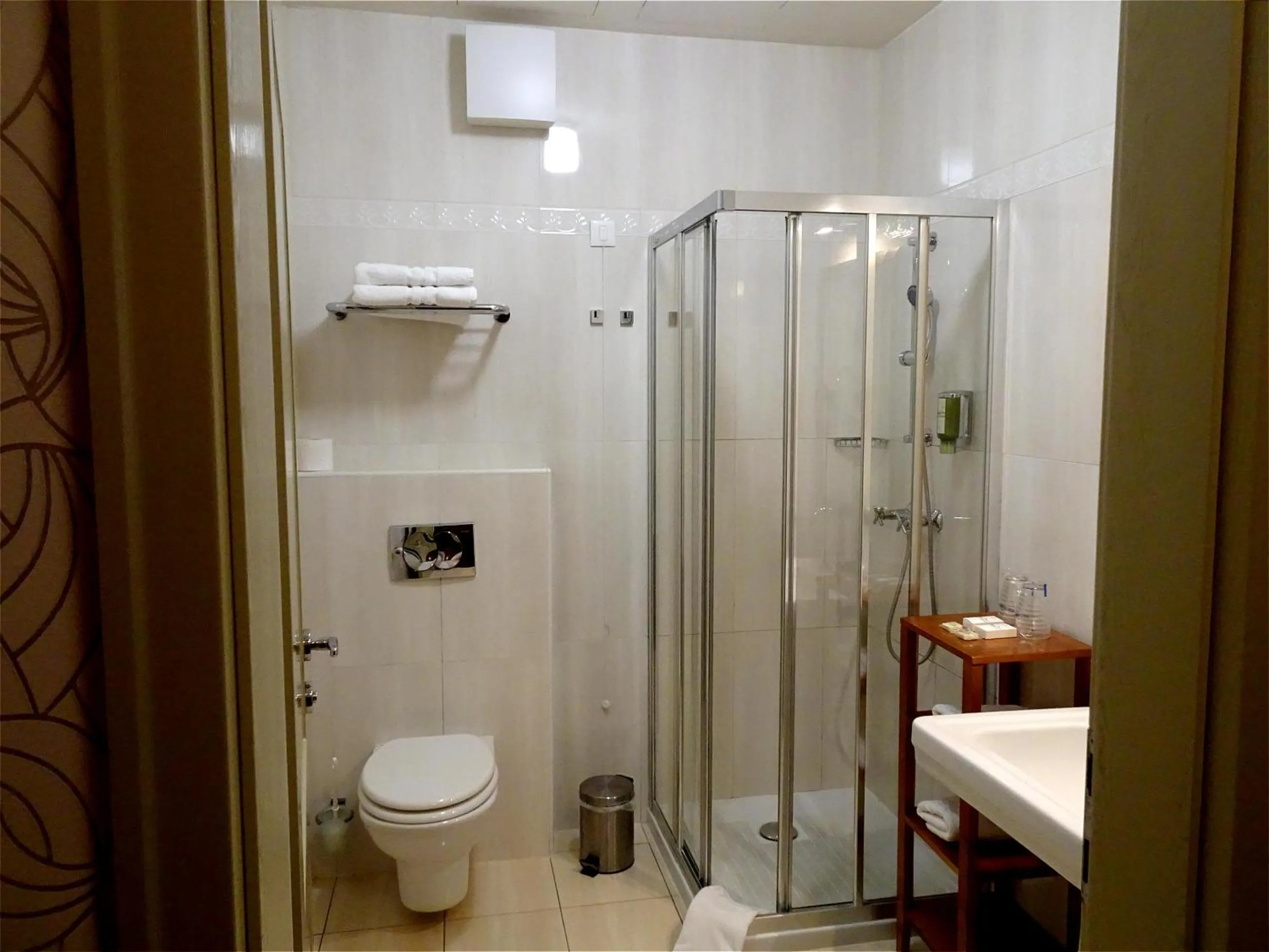 Shower in Hotel Mitra, Story Hotels