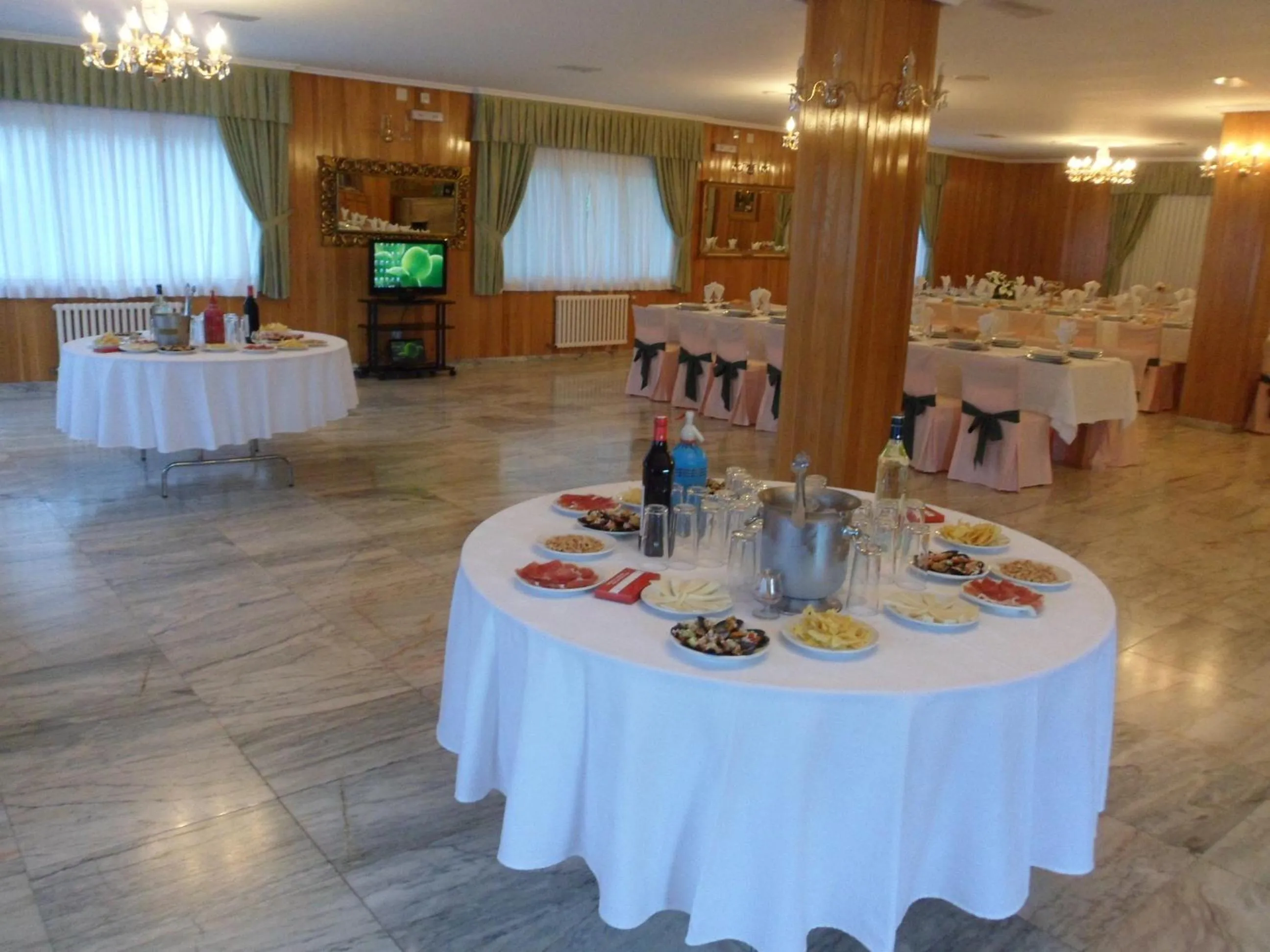 Restaurant/places to eat in Hotel Conde