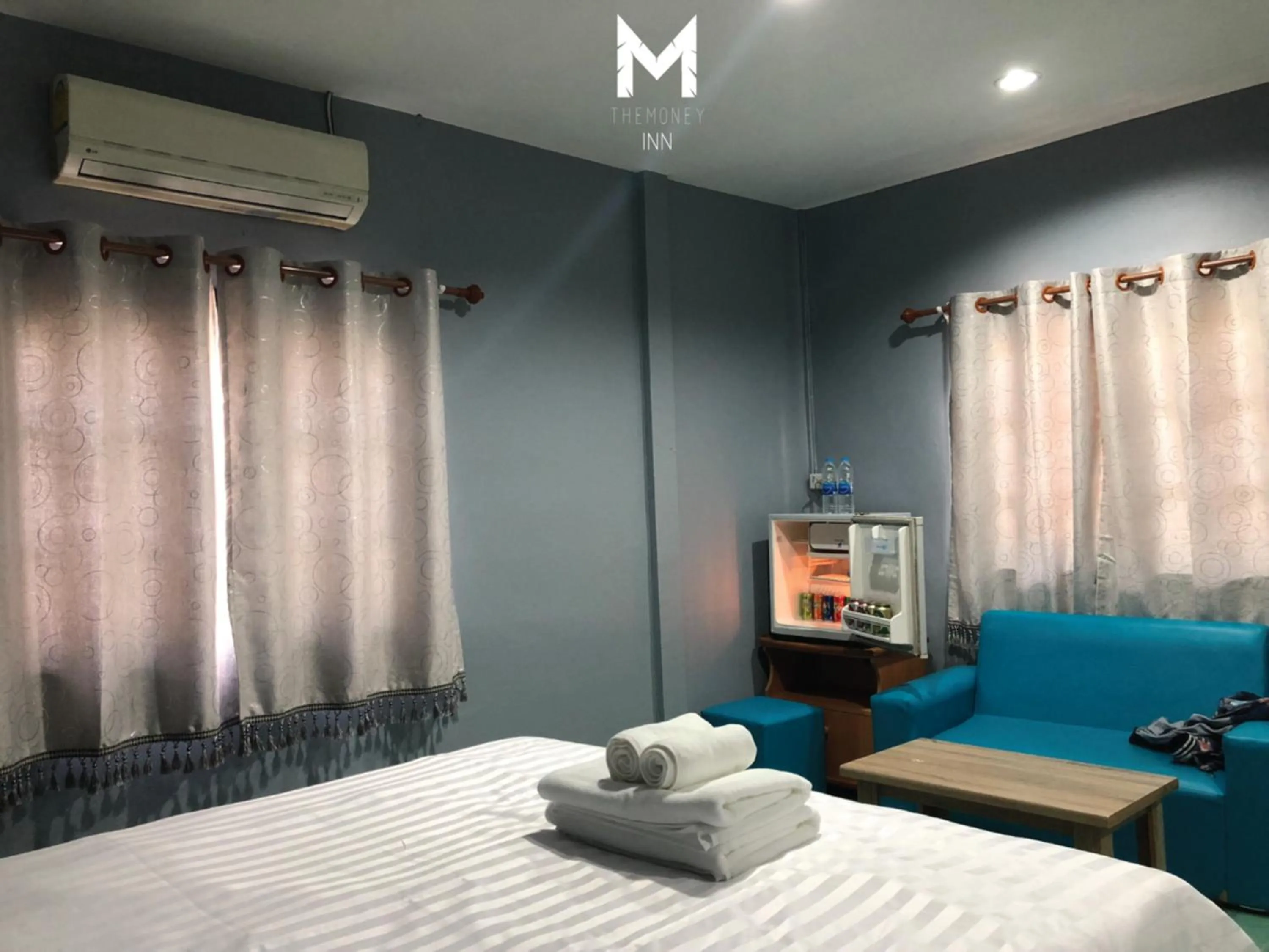 Bedroom, Bed in The Money Inn