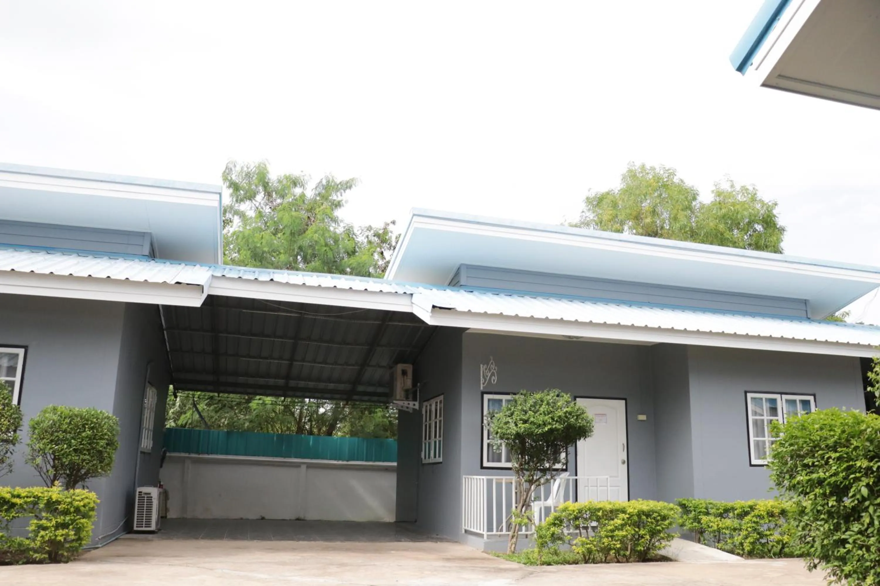 Facade/entrance in The Money Inn