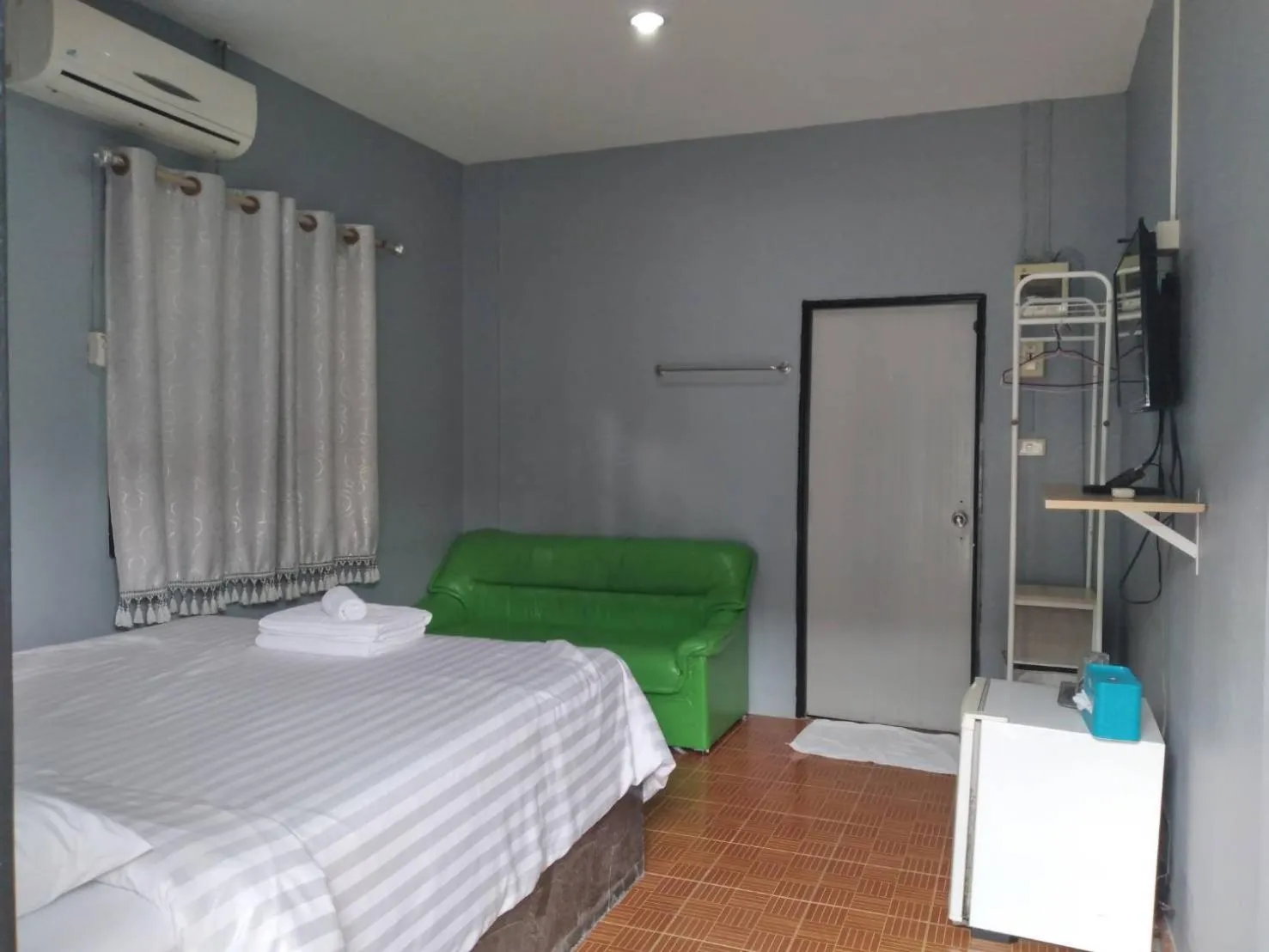 Bedroom, Bed in The Money Inn