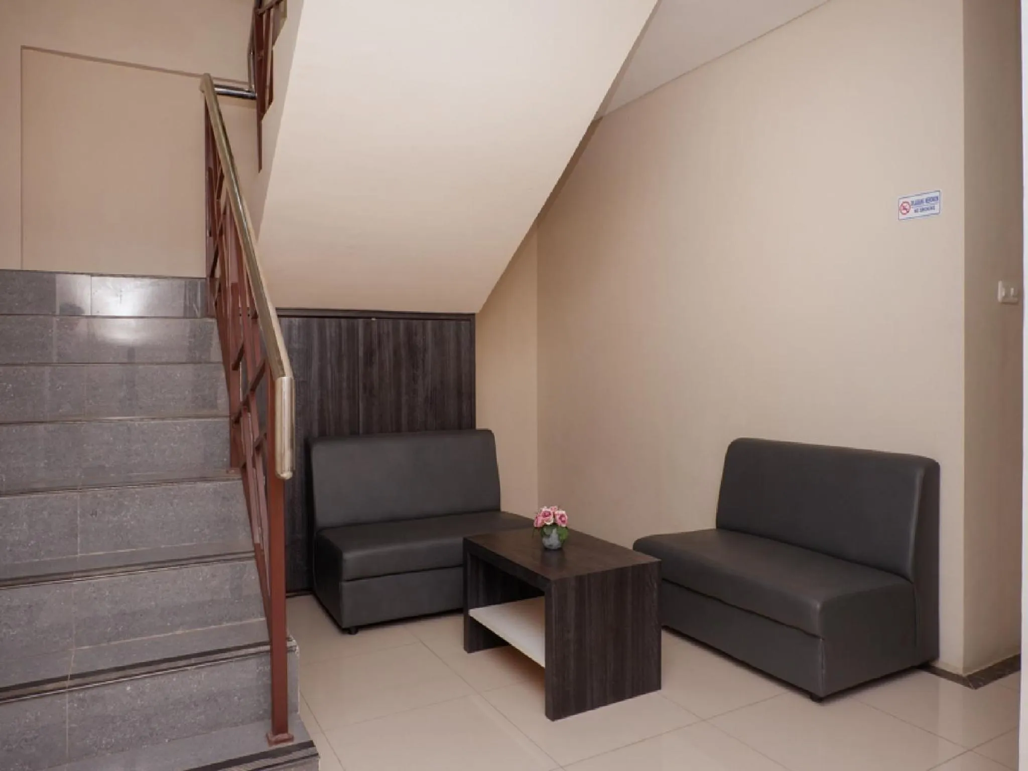 Area and facilities in RedDoorz near Java Supermall Semarang