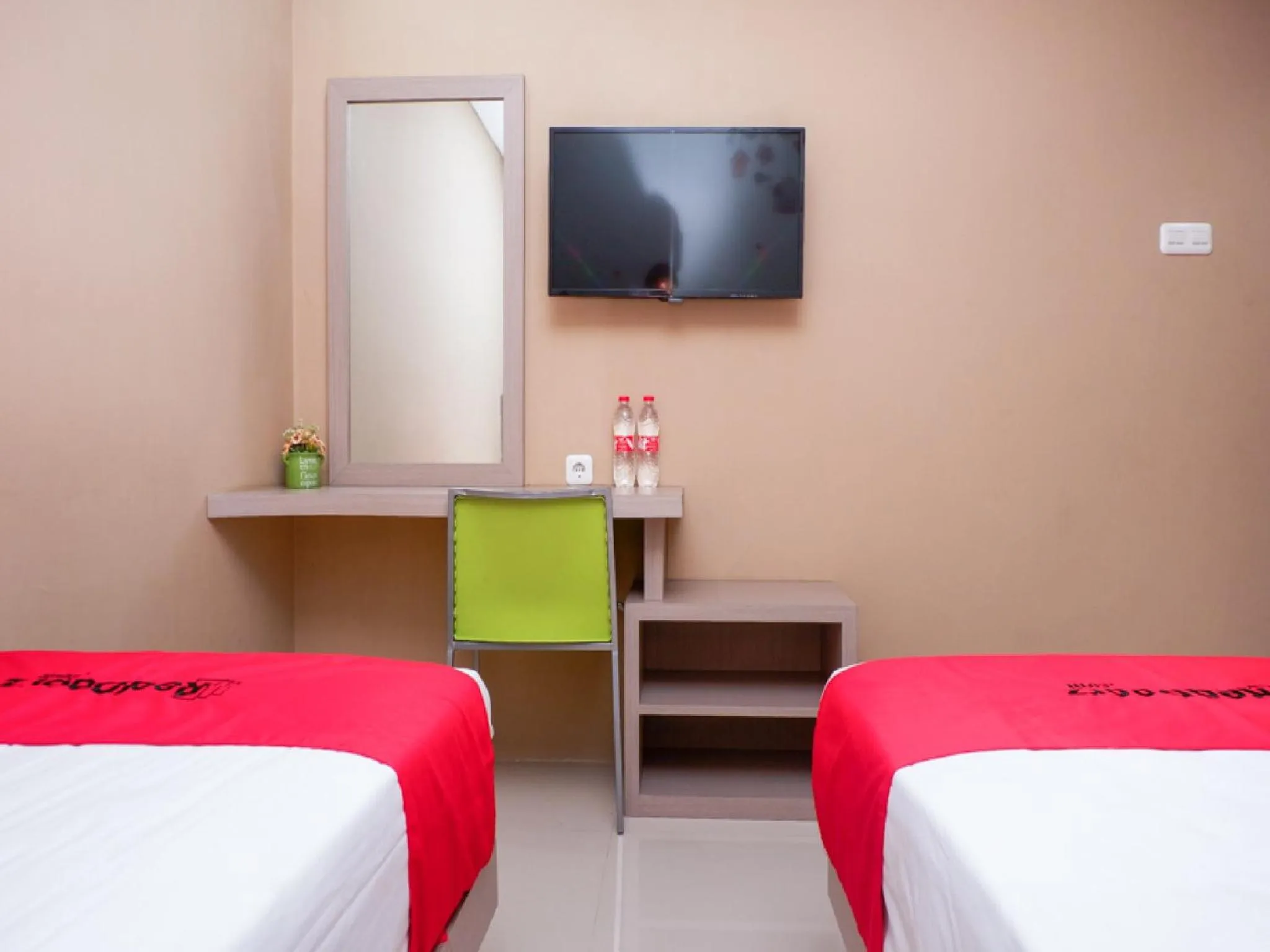Bedroom, Bed in RedDoorz near Java Supermall Semarang
