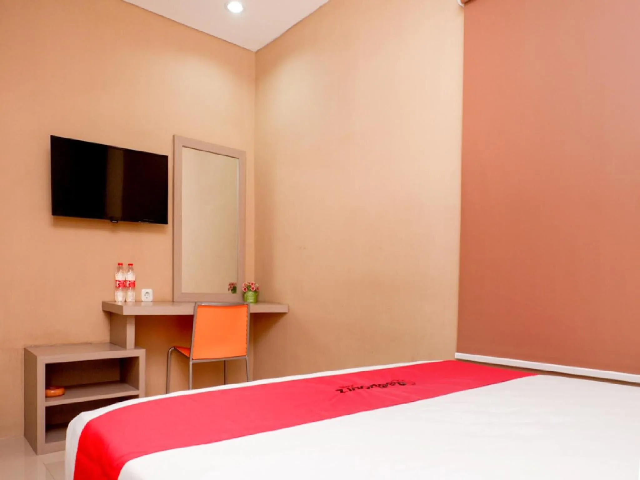 Bedroom, Bed in RedDoorz near Java Supermall Semarang