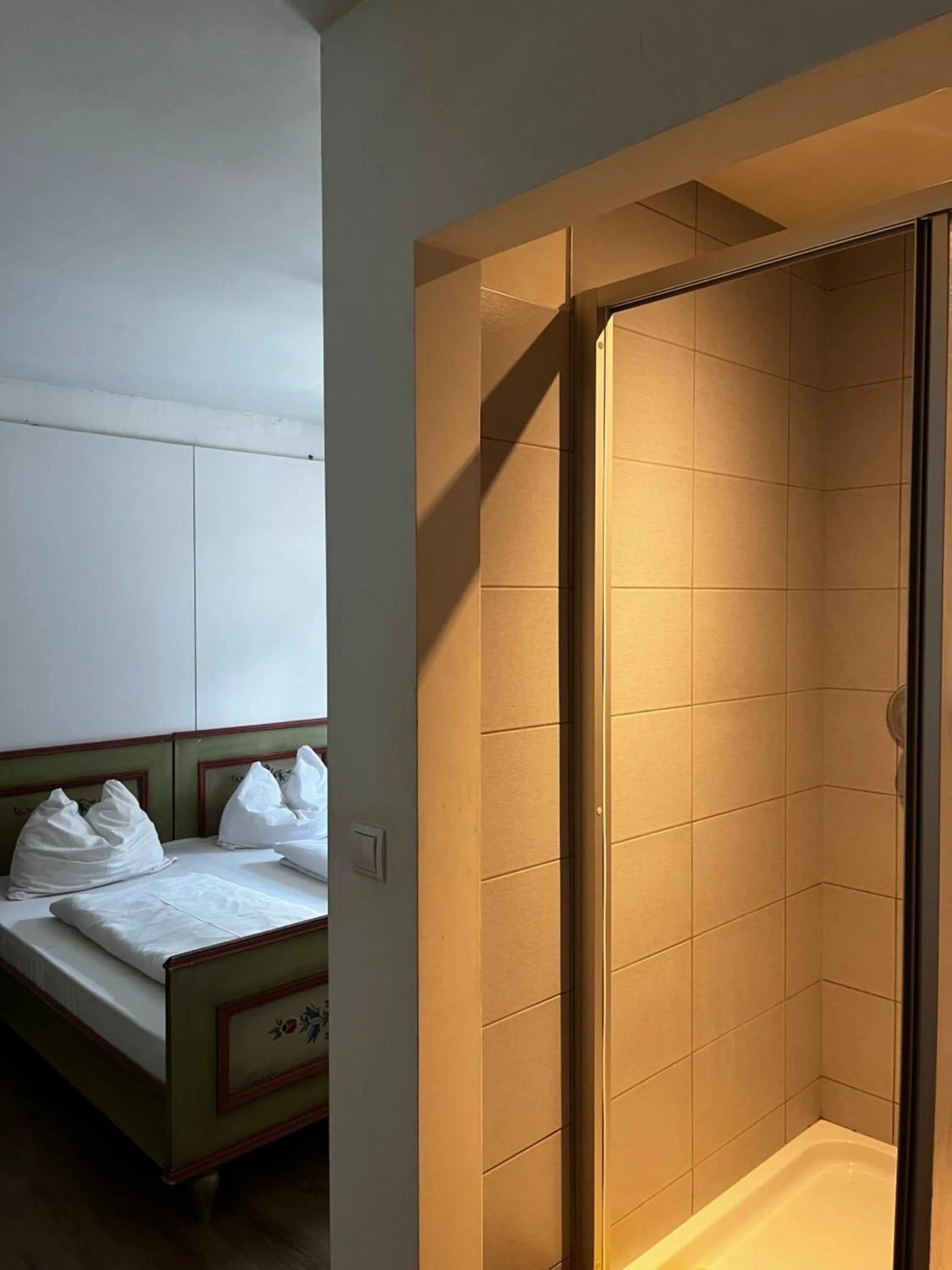 Shower, Bed in Gasthof Sterzingerhof