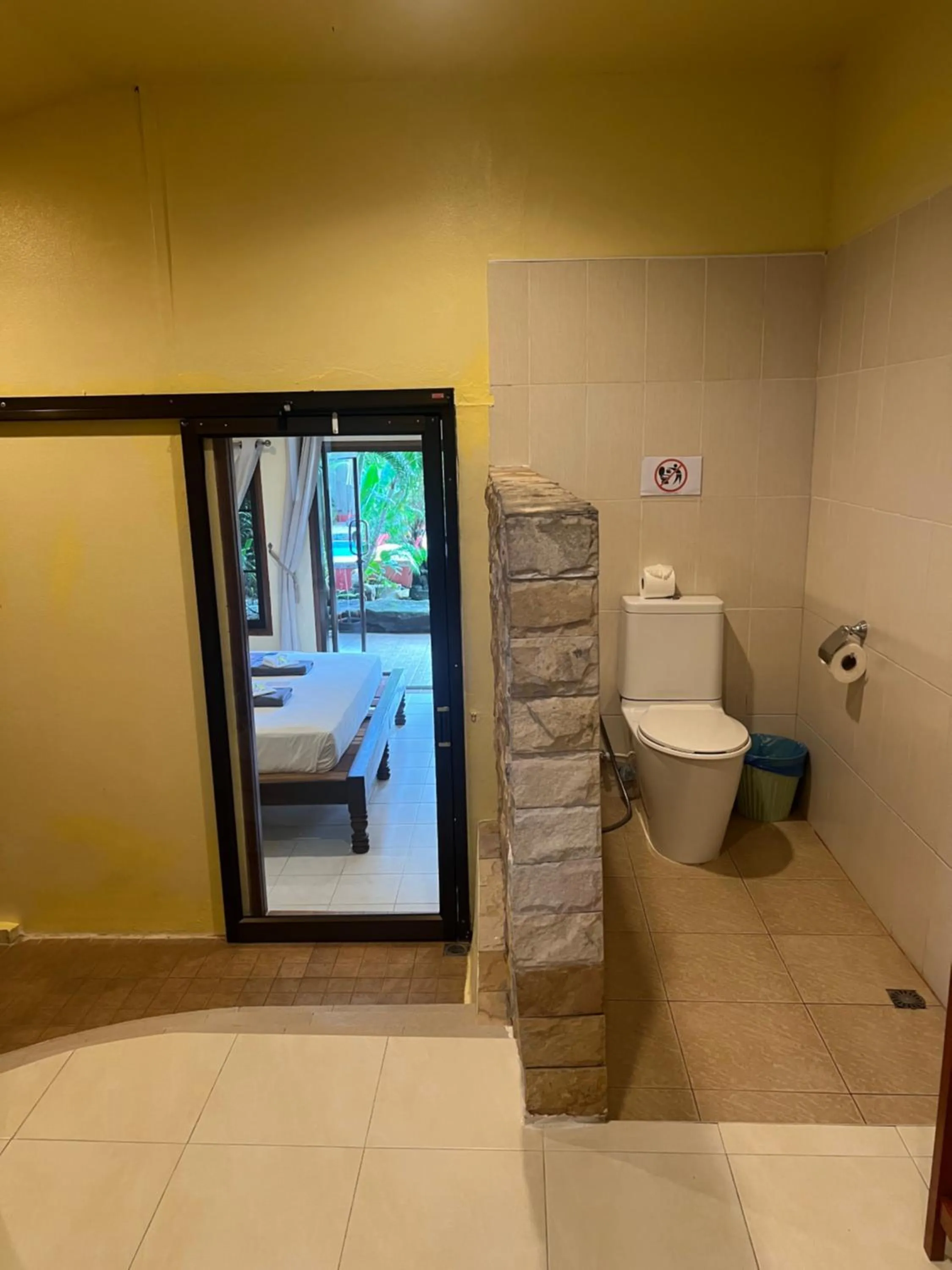 Toilet in Baan Ton Rak Boutique Resort