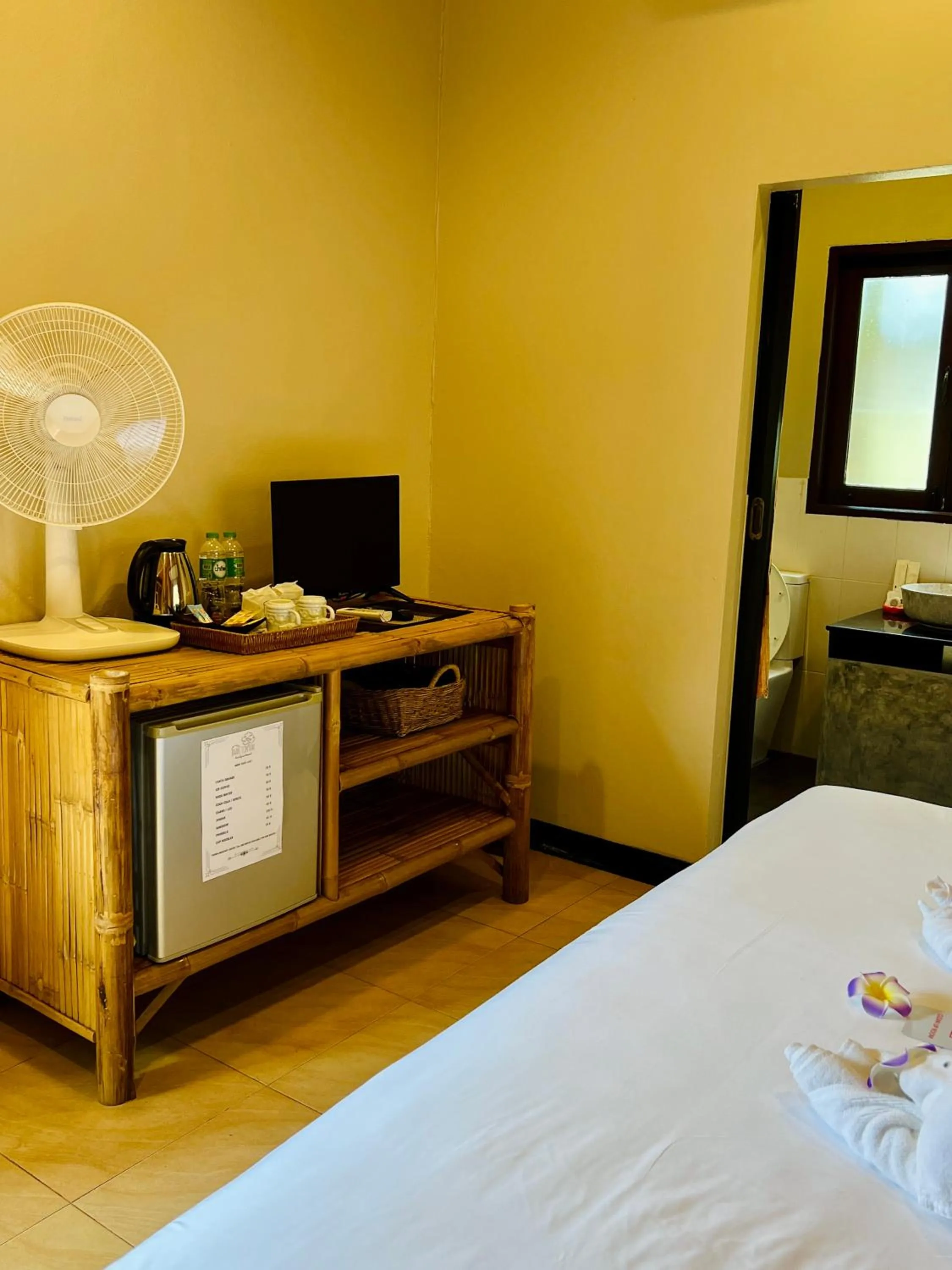 minibar, Bed in Baan Ton Rak Boutique Resort