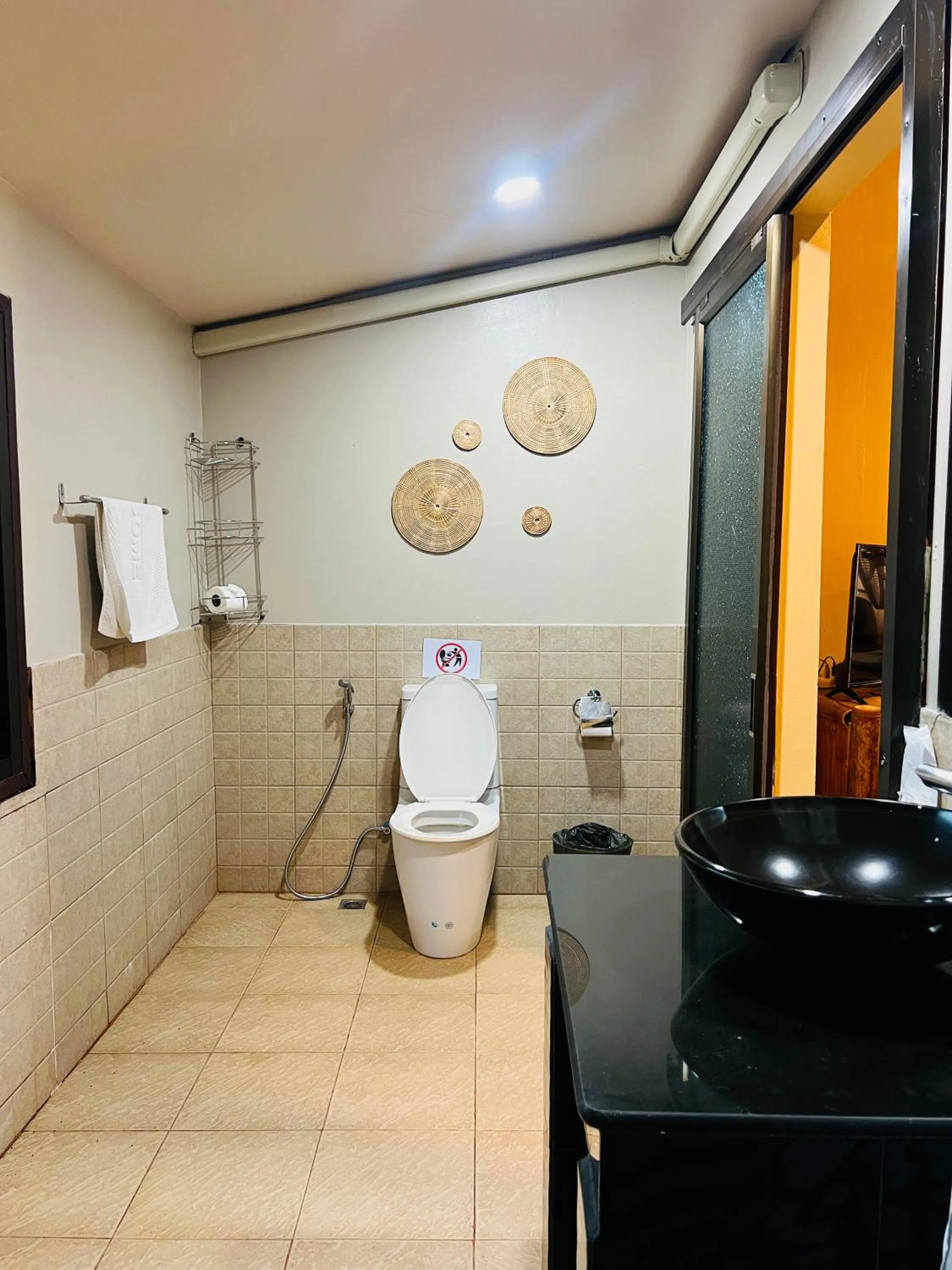 Toilet in Baan Ton Rak Boutique Resort