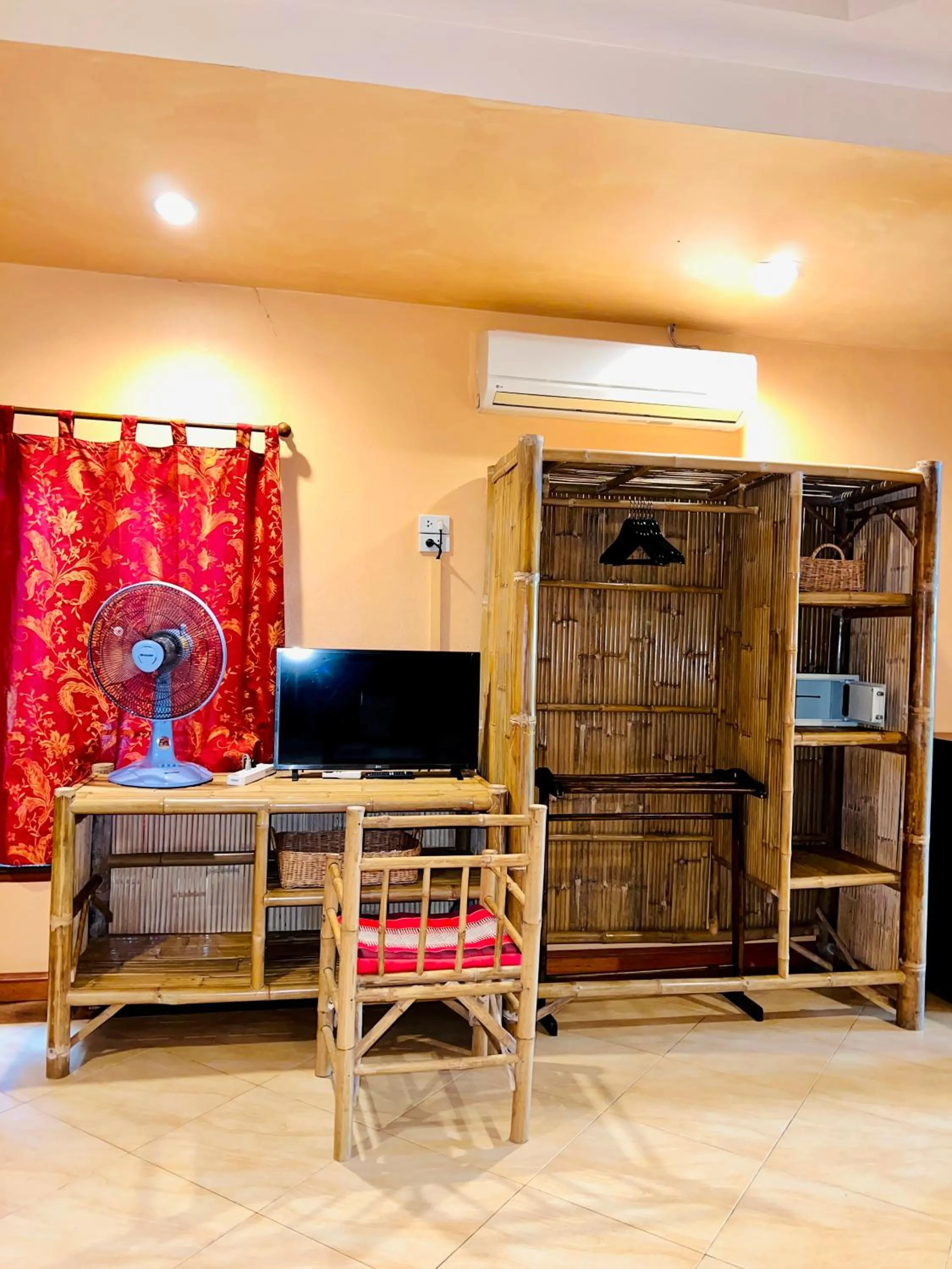 TV and multimedia in Baan Ton Rak Boutique Resort