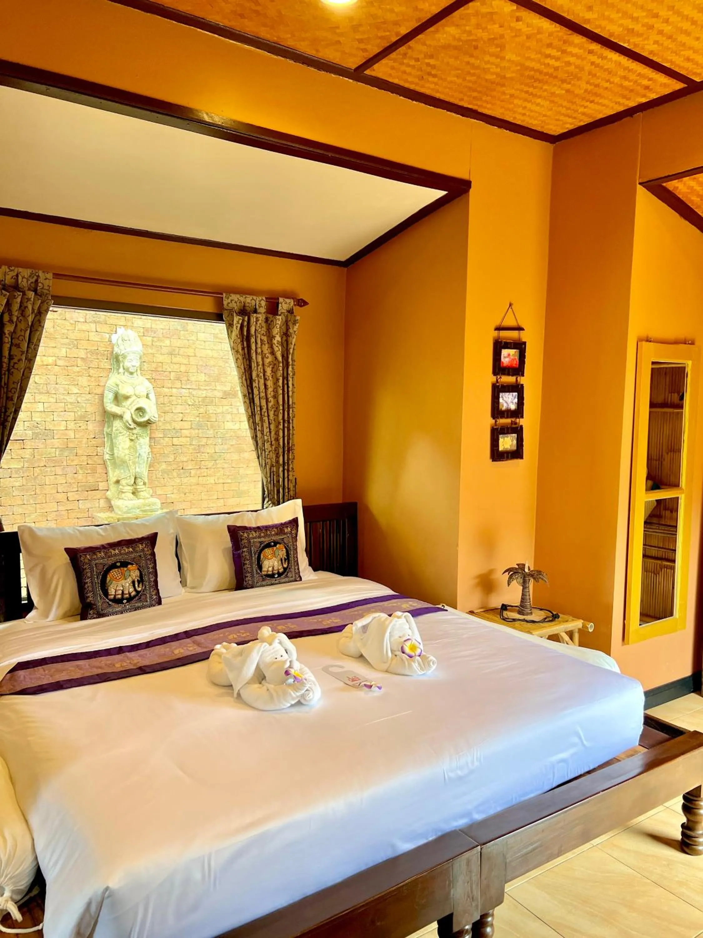 Bed in Baan Ton Rak Boutique Resort