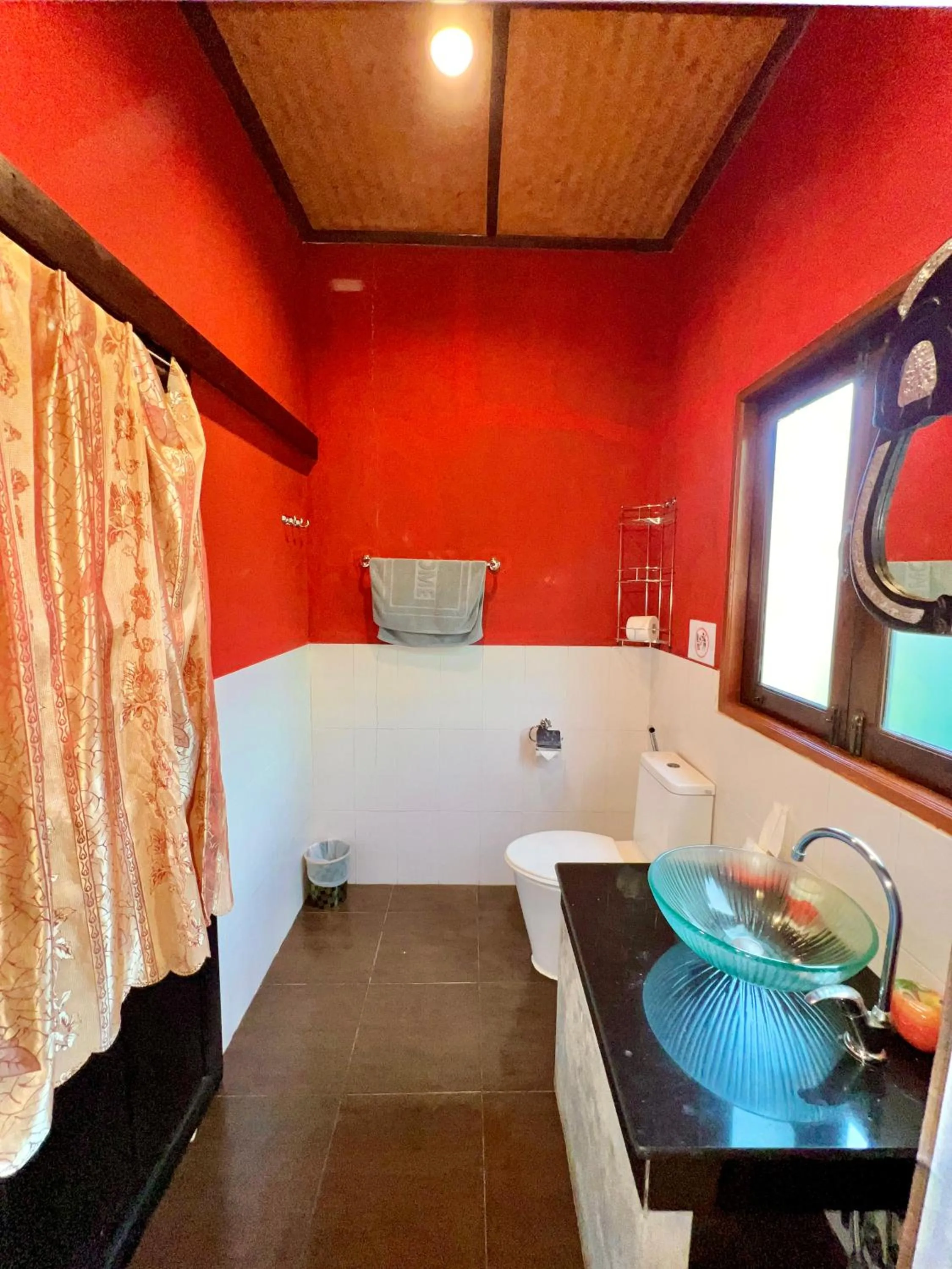 Toilet in Baan Ton Rak Boutique Resort