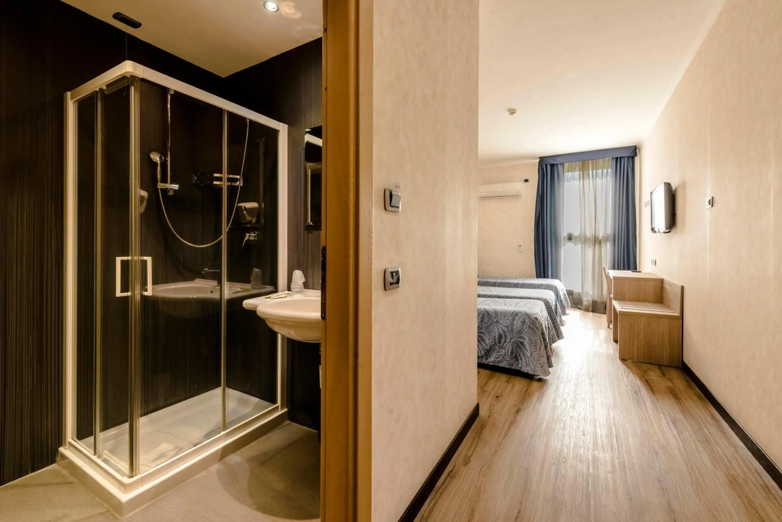 Bathroom, Bed in Hotel Roma Sud