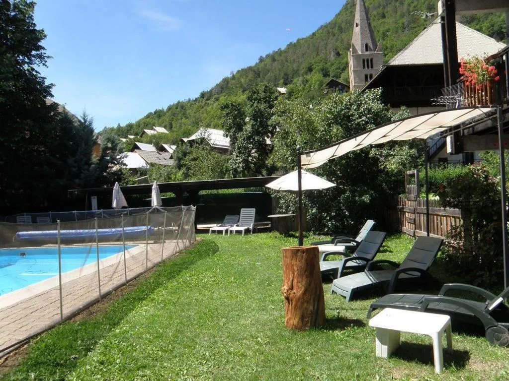 Pool view in Hôtel les Vallois