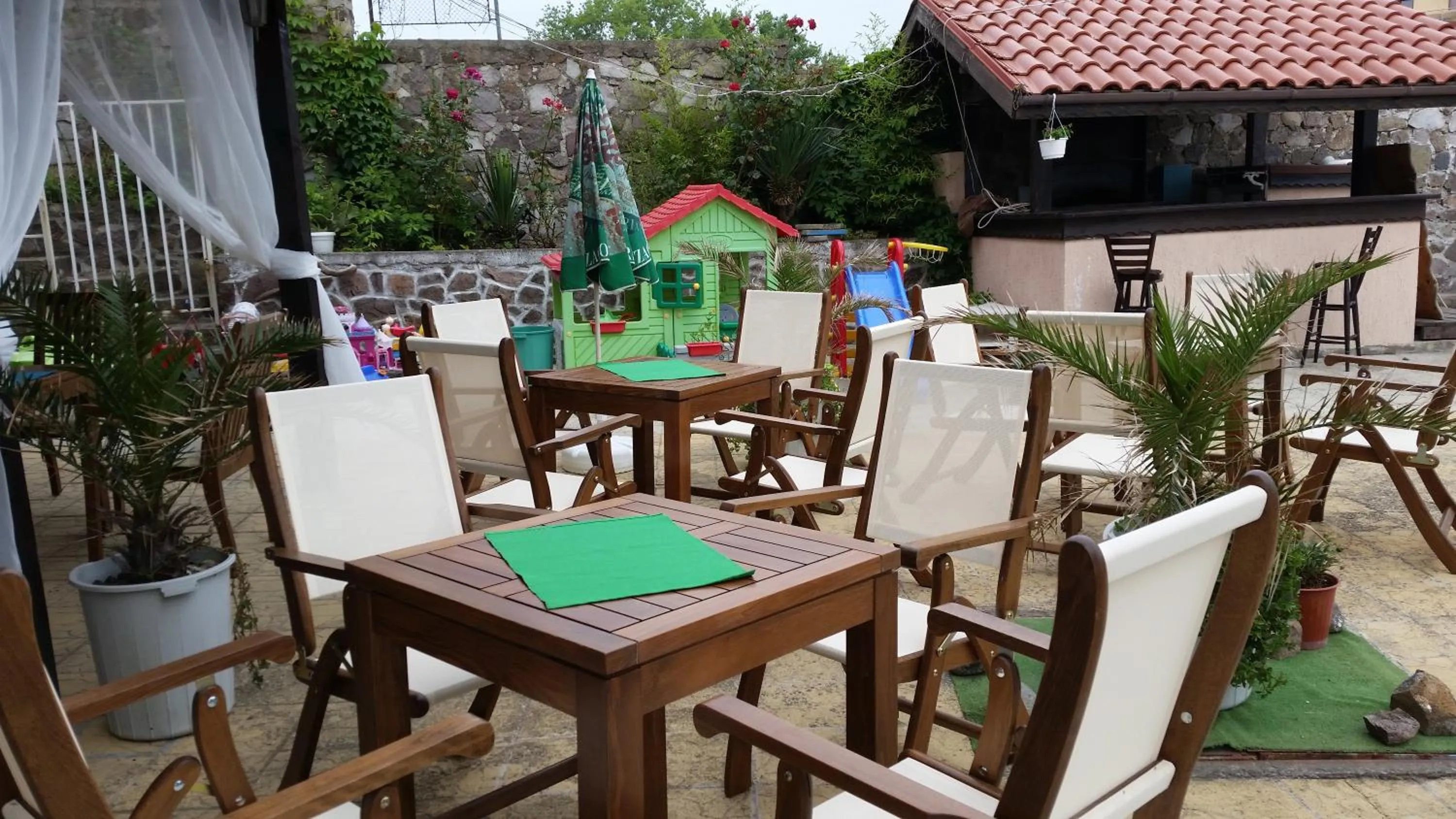 Restaurant/places to eat in Hotel Lozite