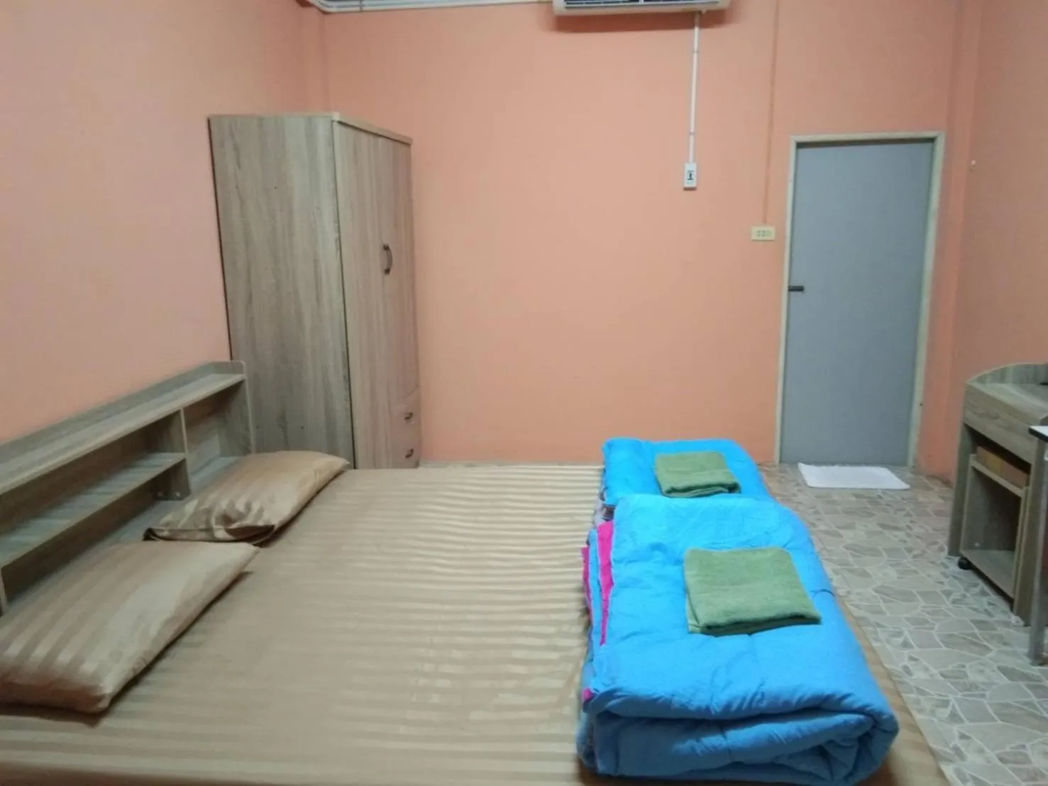 Photo of the whole room, Bed in E2S Place