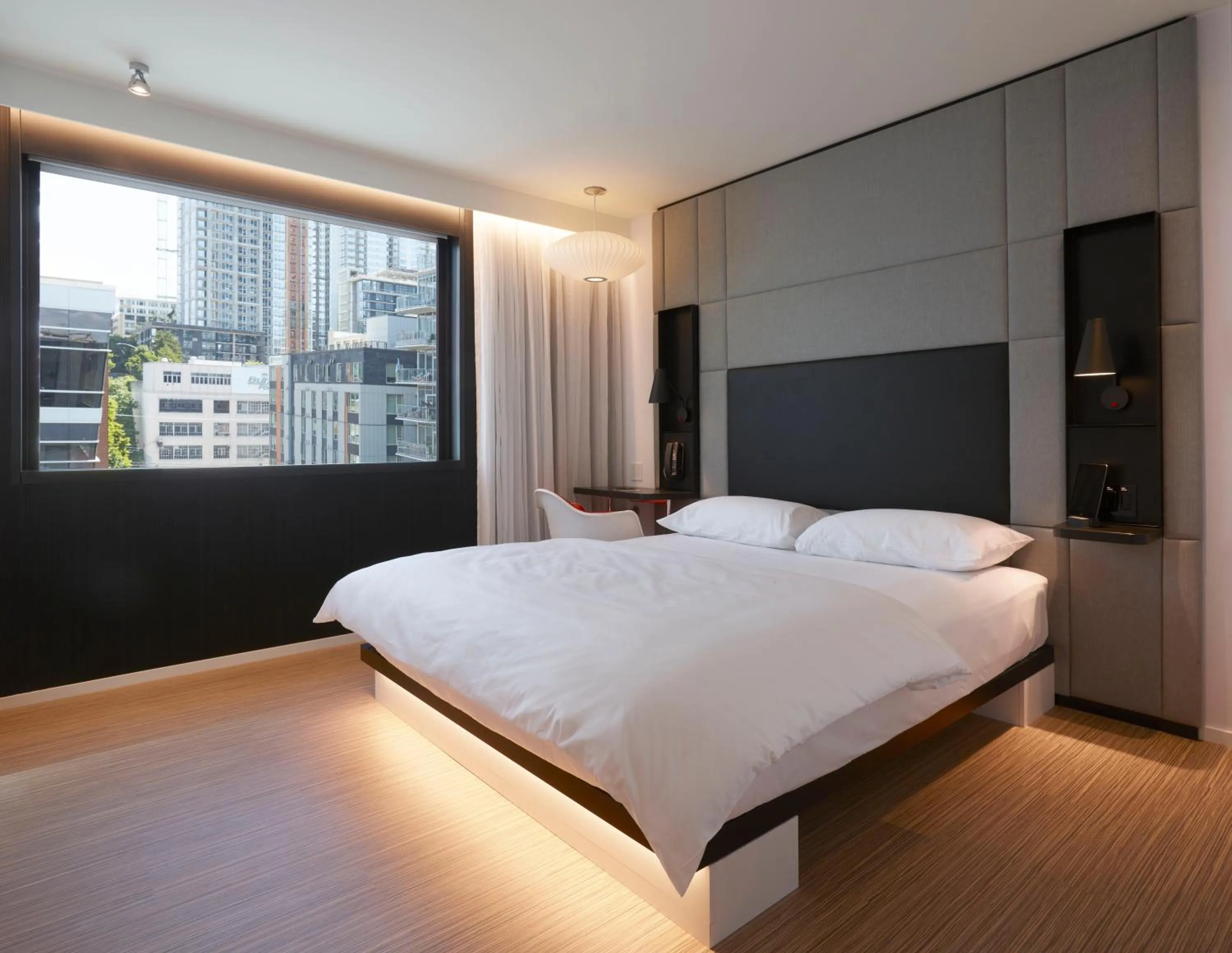 Photo of the whole room, Bed in citizenM Seattle South Lake