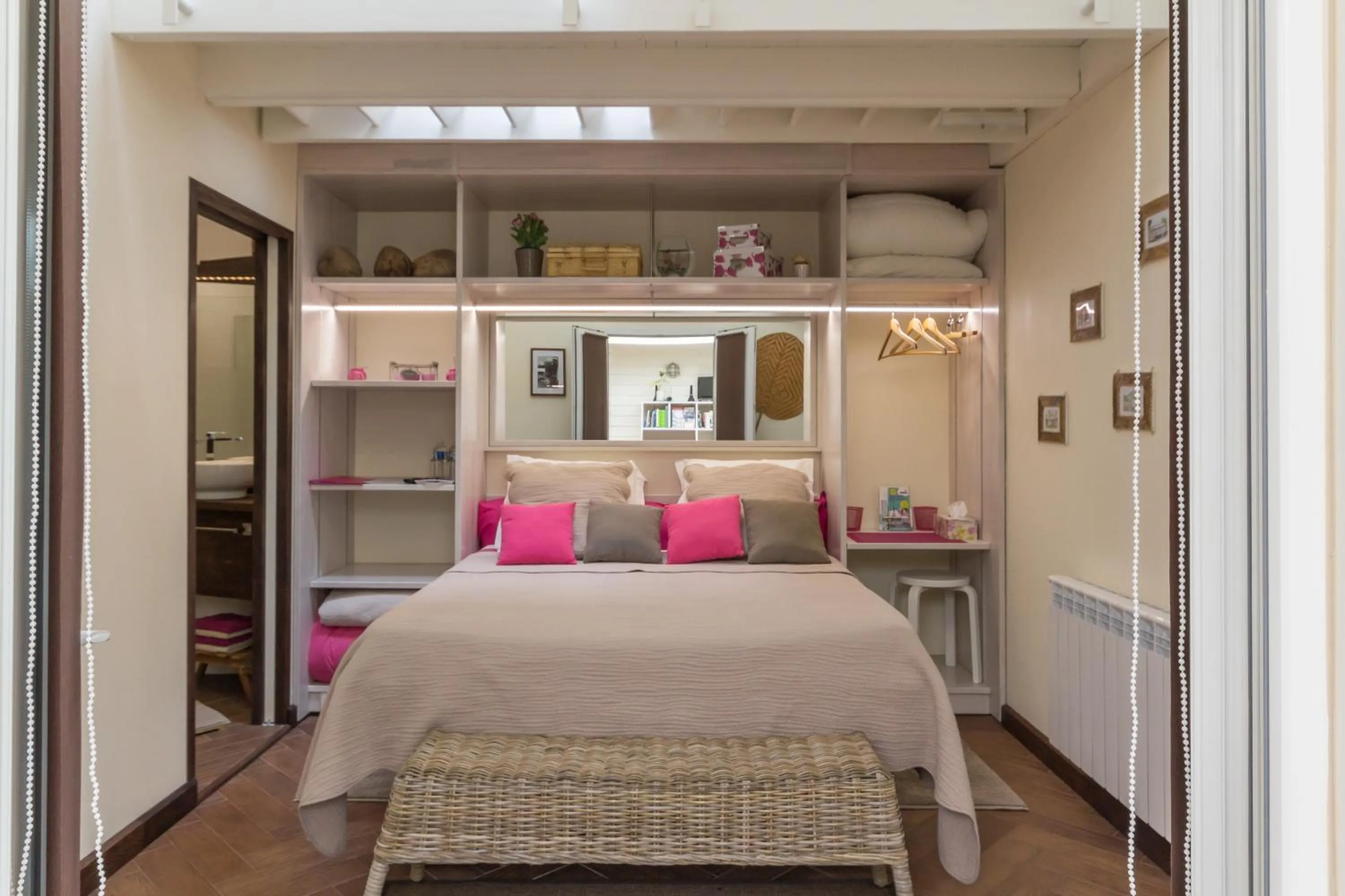 Bedroom, Bed in L'ISLE DE FRANCE