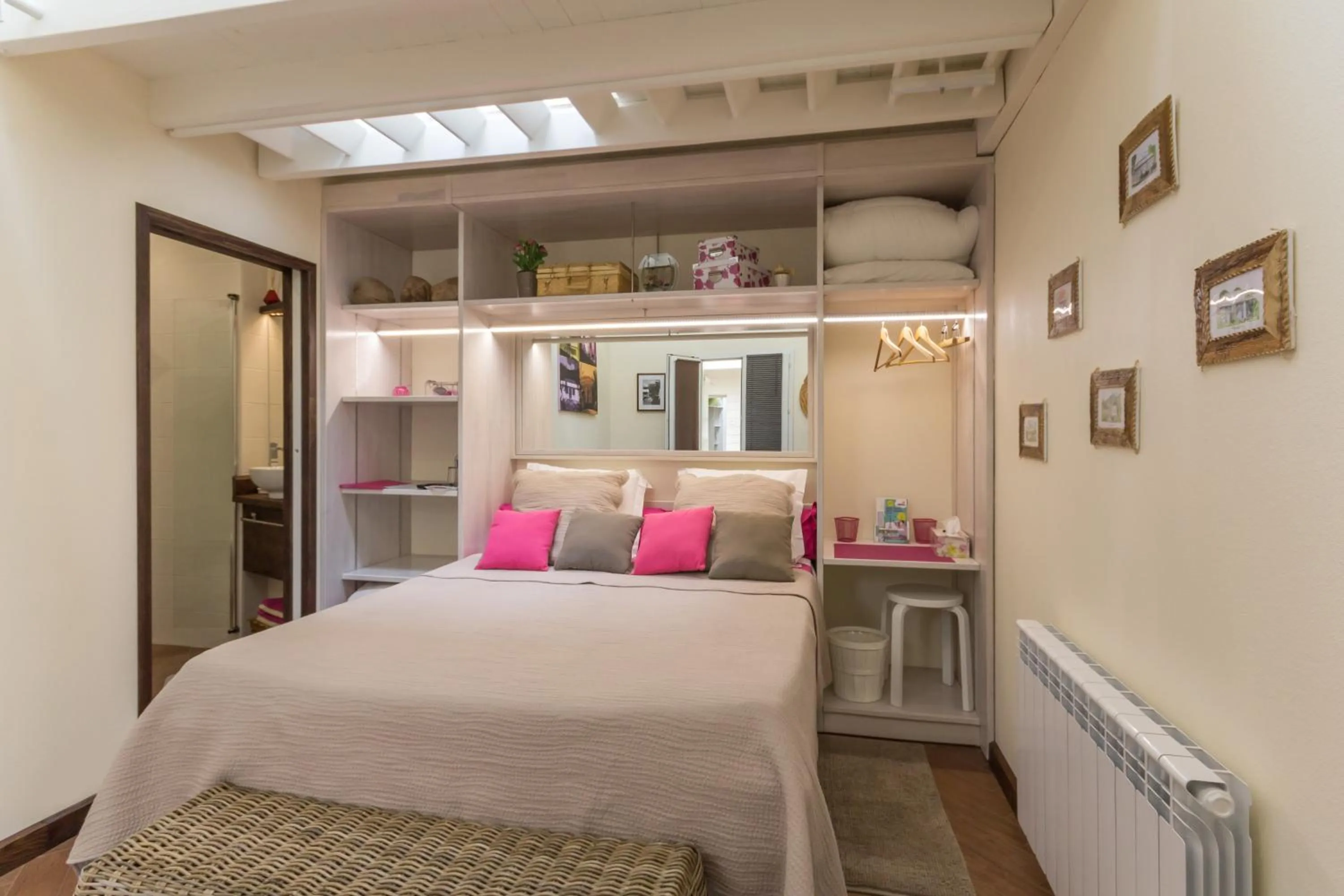 Bedroom, Bed in L'ISLE DE FRANCE