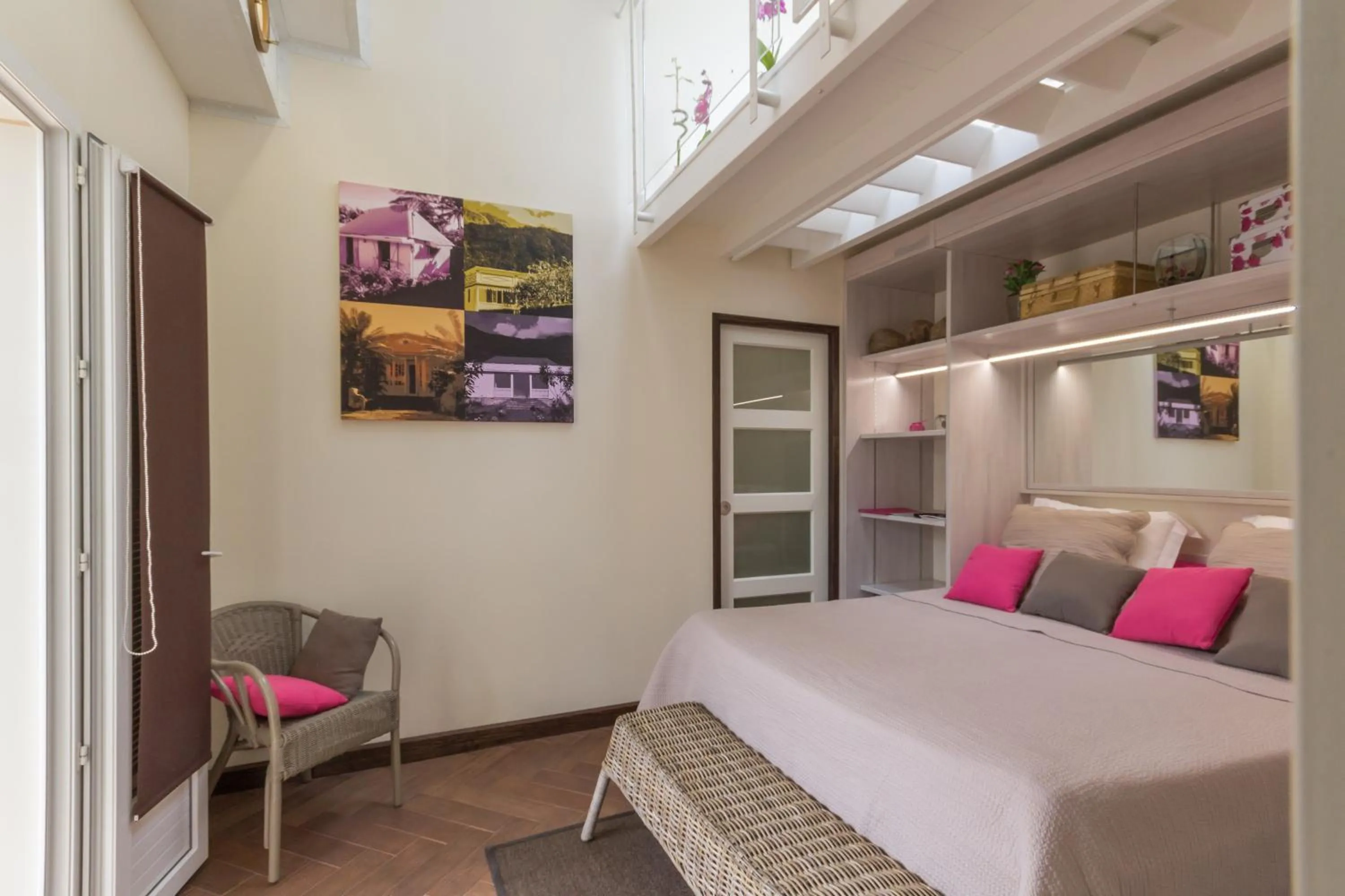 Photo of the whole room, Bed in L'ISLE DE FRANCE