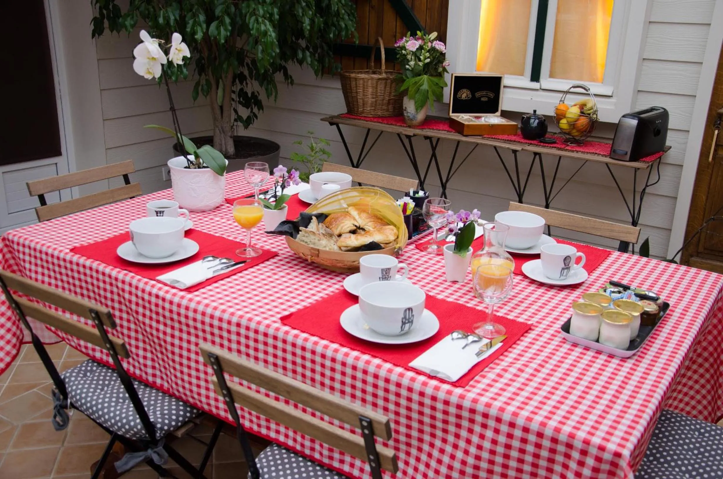 Continental breakfast in L'ISLE DE FRANCE