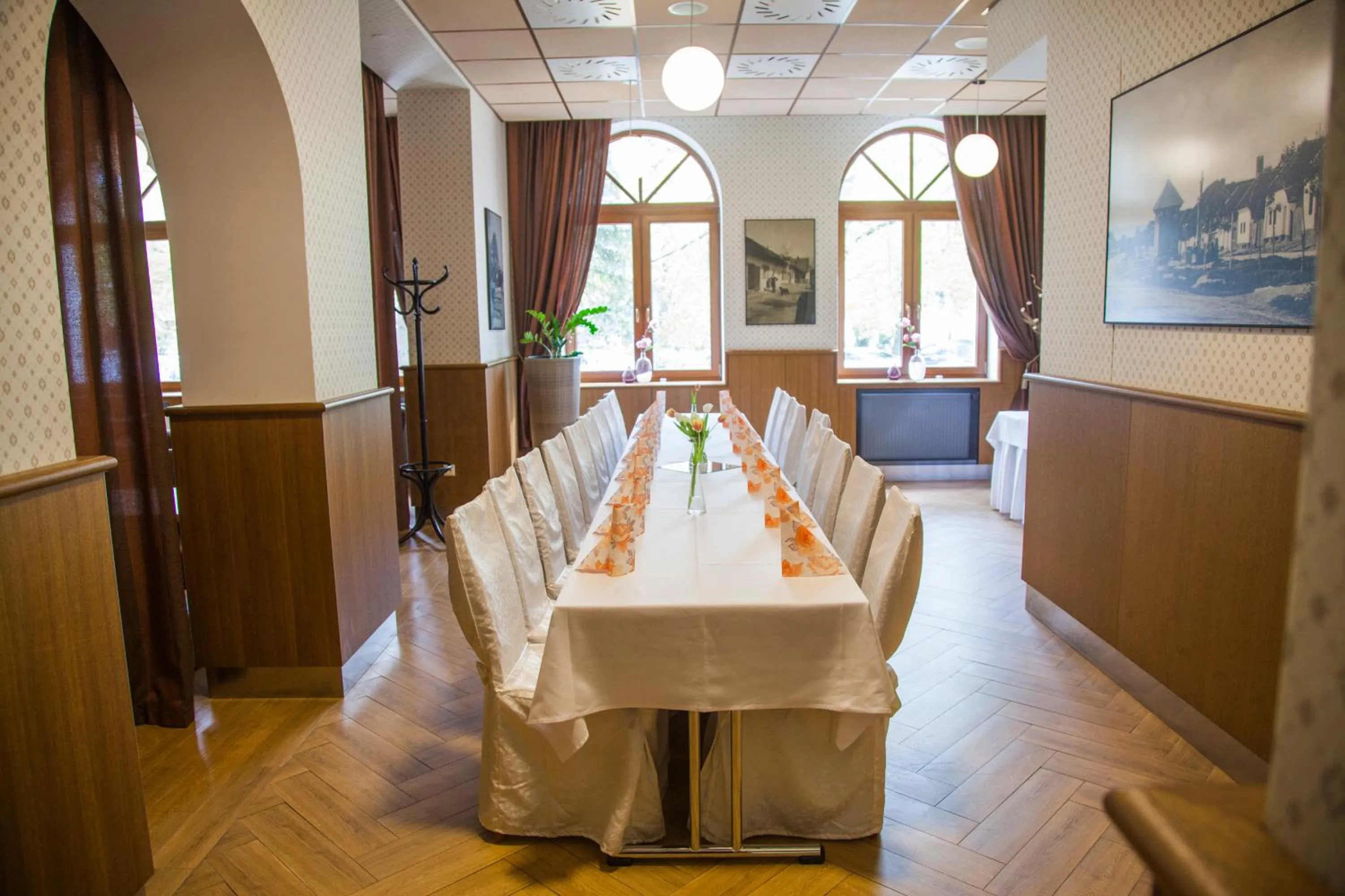 Restaurant/places to eat in Hotel Eminent