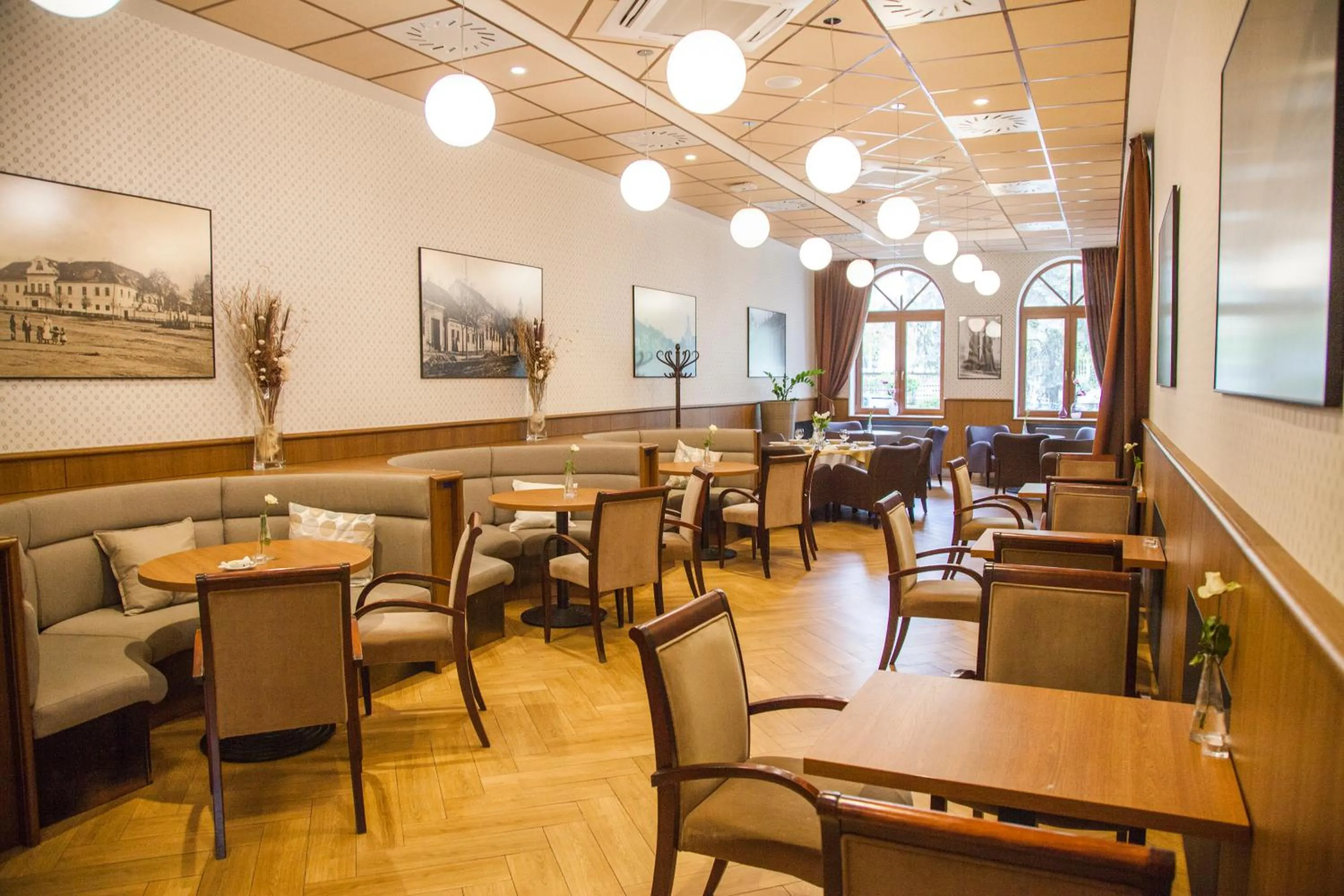 Restaurant/places to eat in Hotel Eminent