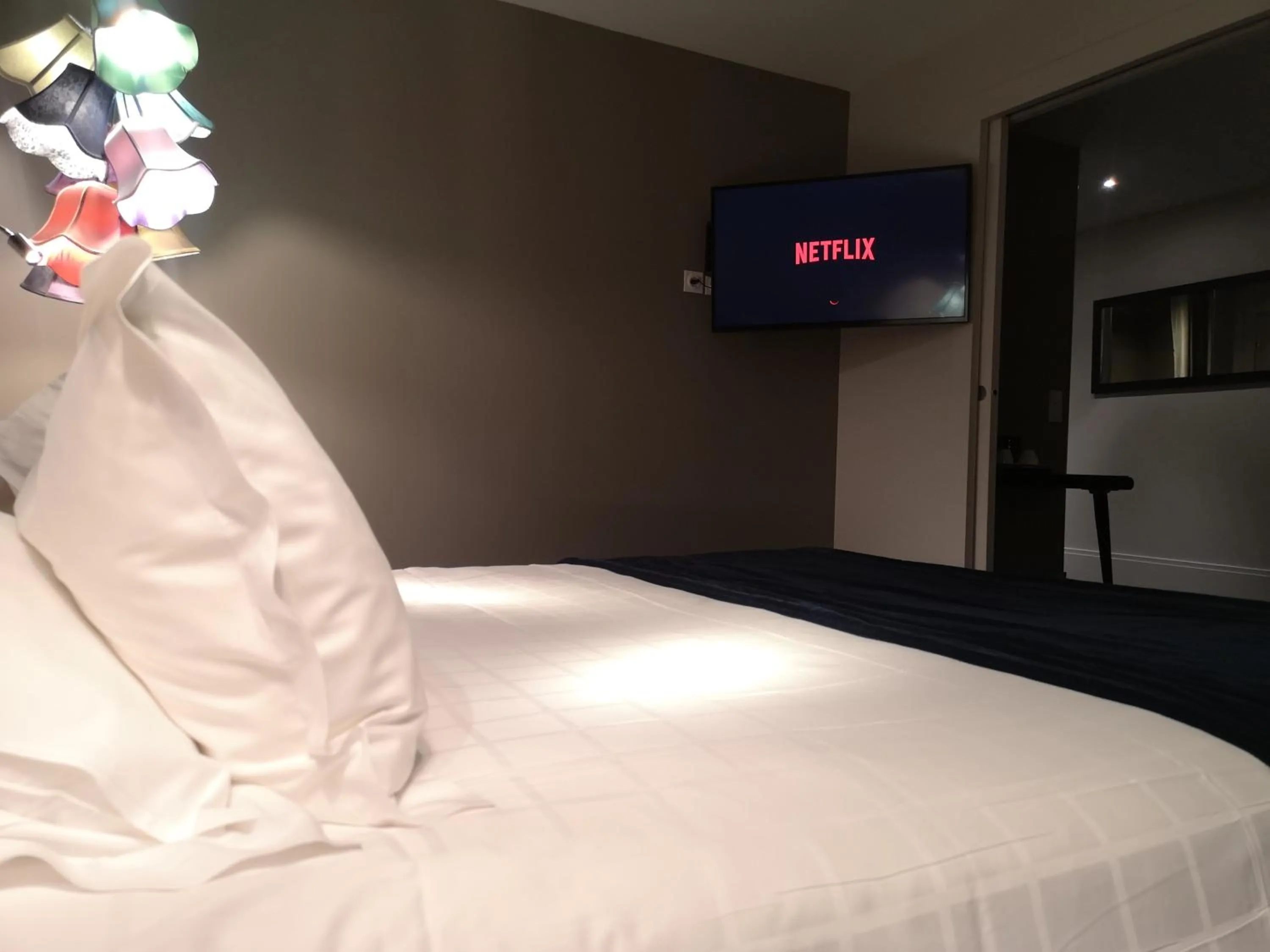 Bedroom, Bed in Hotel le Cinq Hyper - Centre