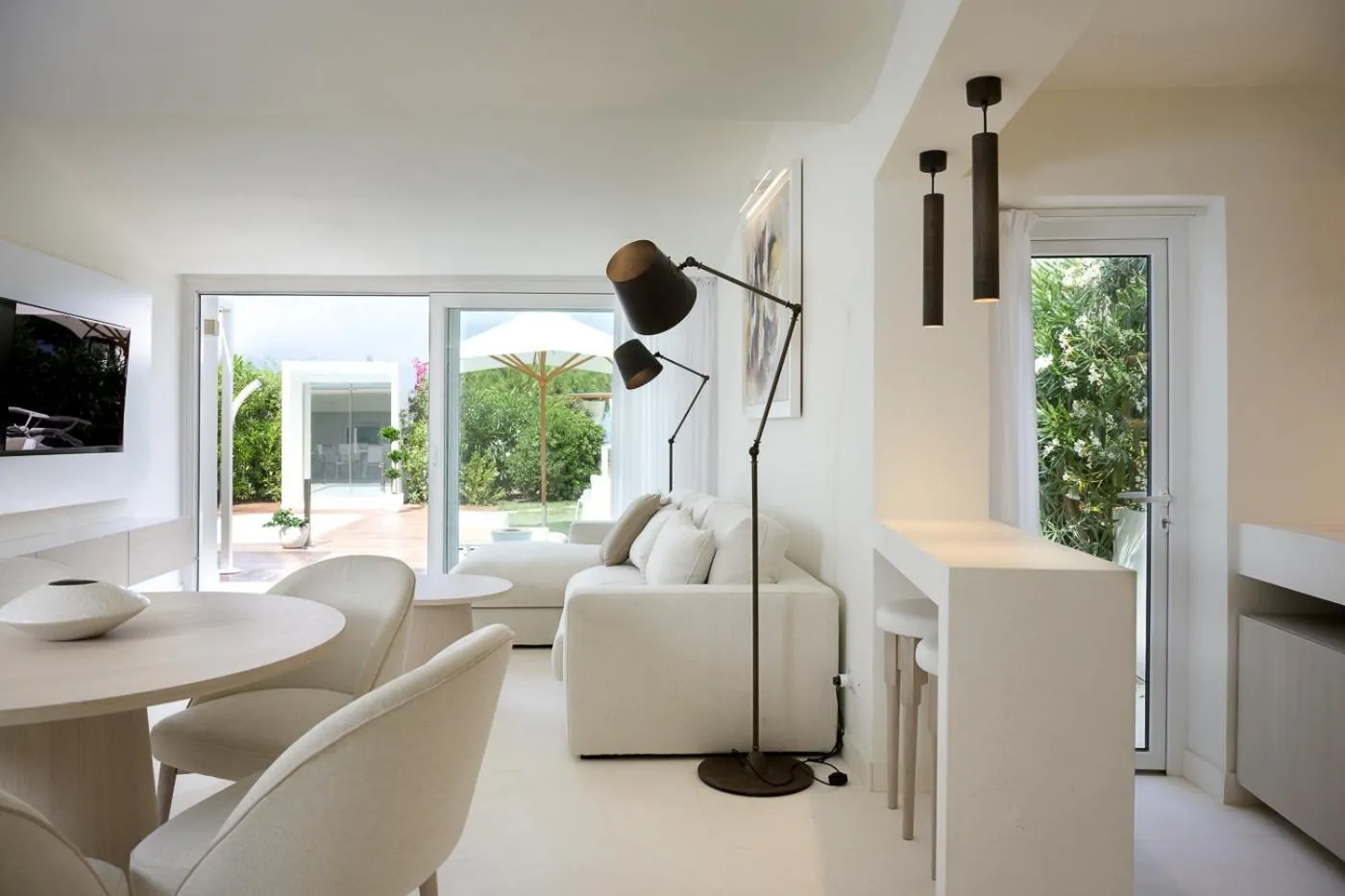 Communal lounge/ TV room in Baia Bianca Suites