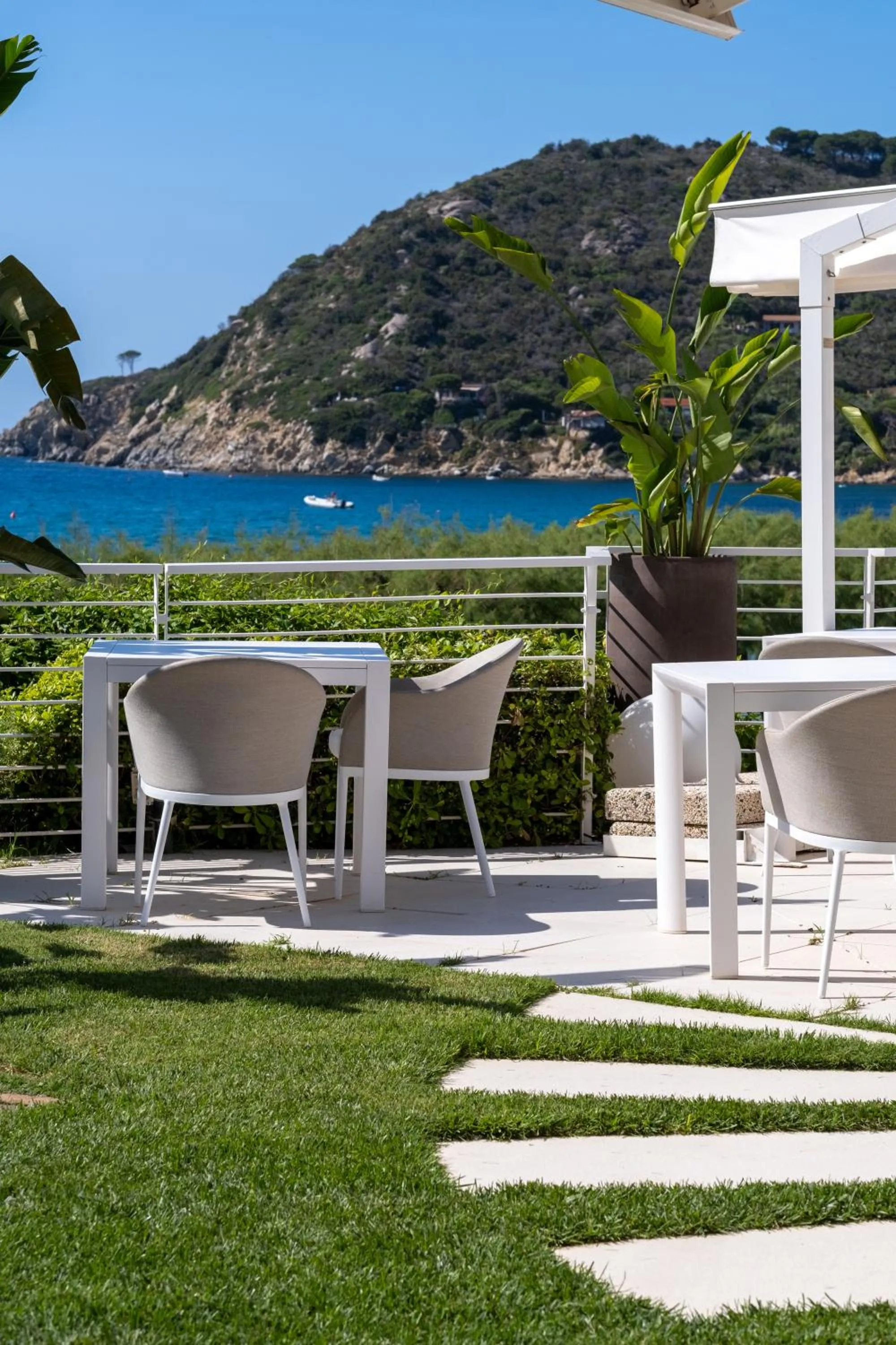 Restaurant/places to eat in Baia Bianca Suites