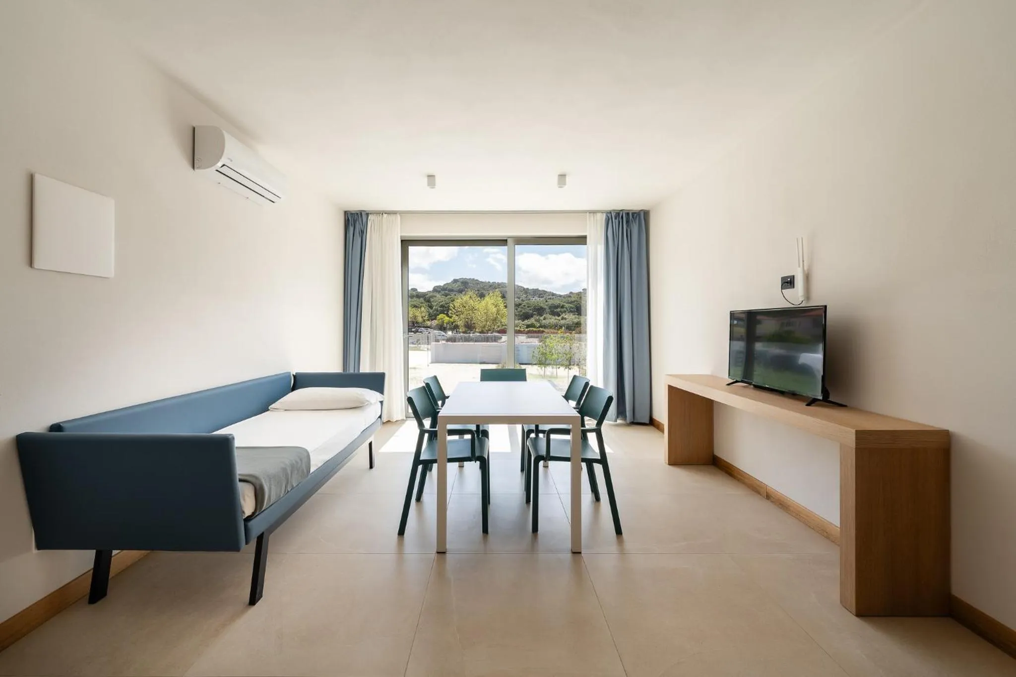 Communal lounge/ TV room, Bed in Hotel Delfino