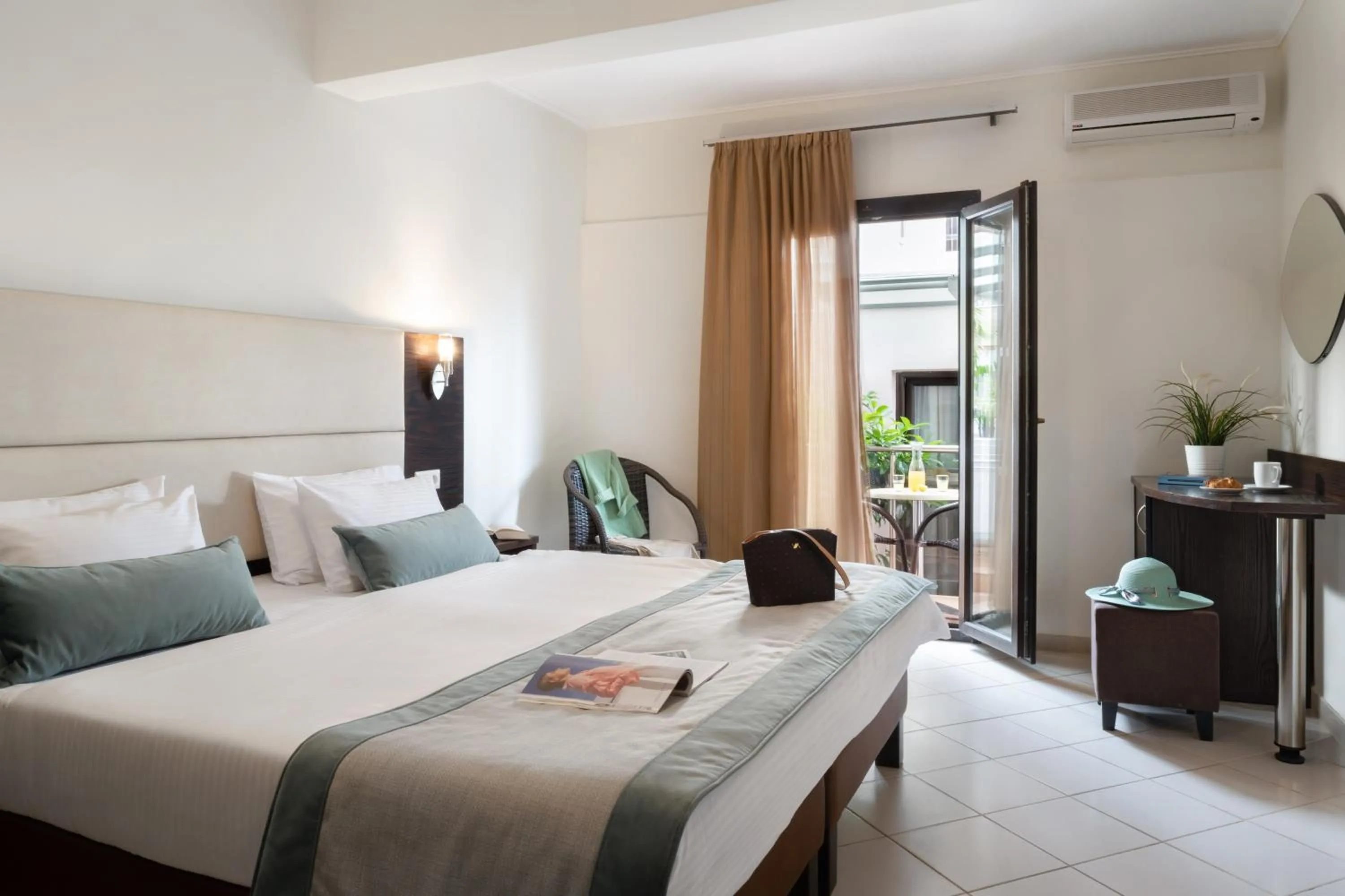 Photo of the whole room, Bed in Hotel Simeon