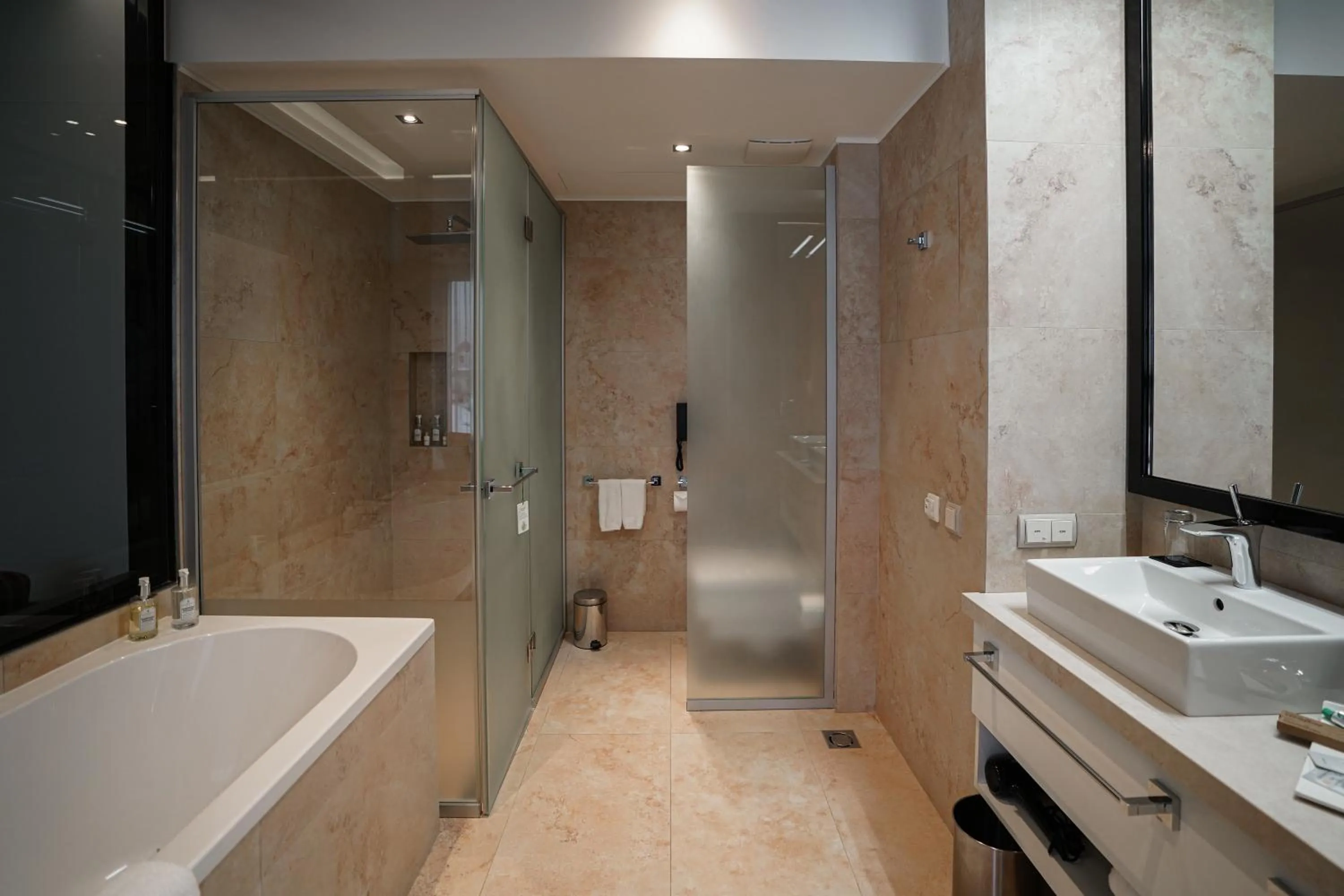 11 Mirrors Design Hotel