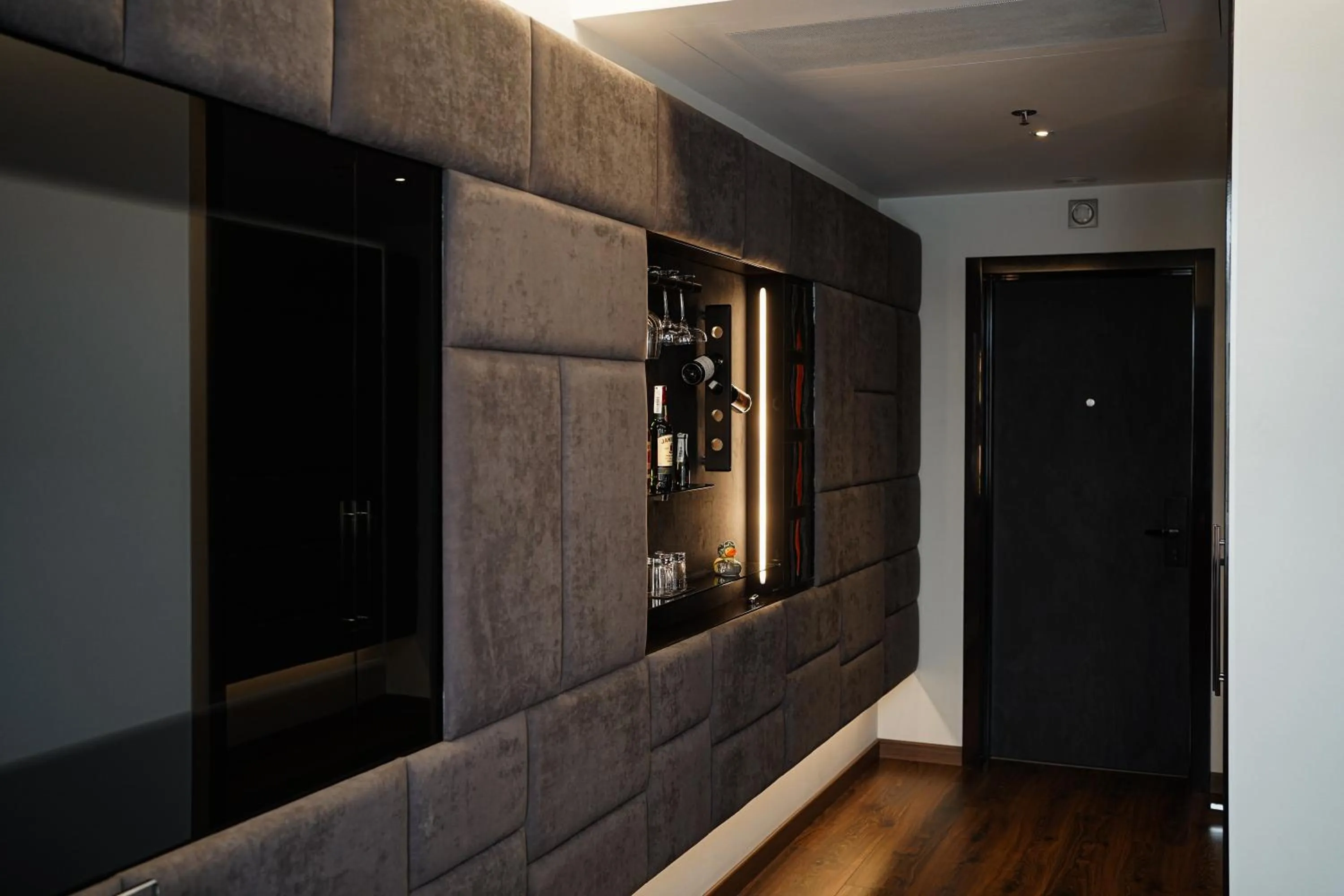 11 Mirrors Design Hotel